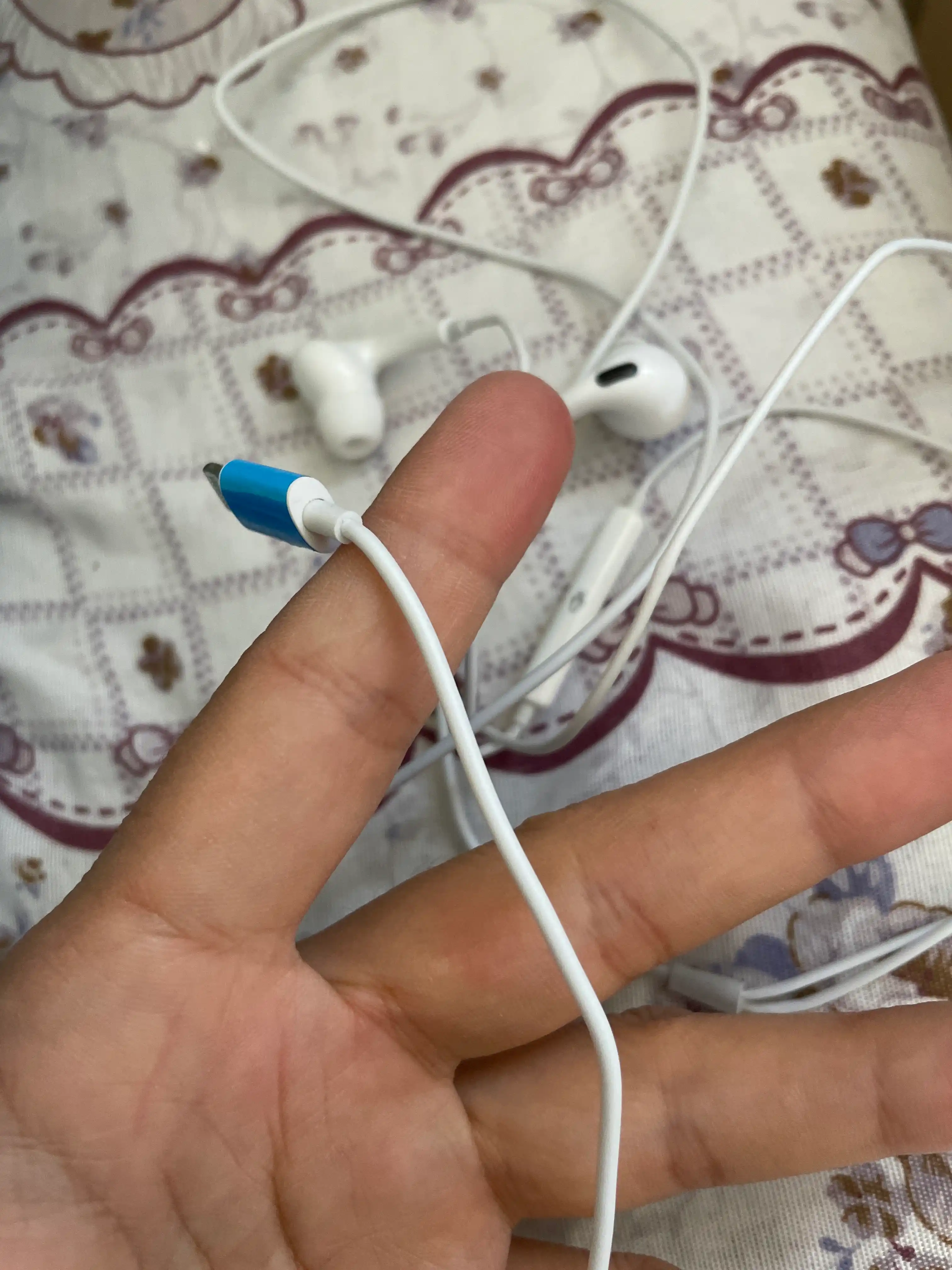 Simli quloqchinlar,  Type c kabeli va  Lightning kabeli, Bluetooth bilan