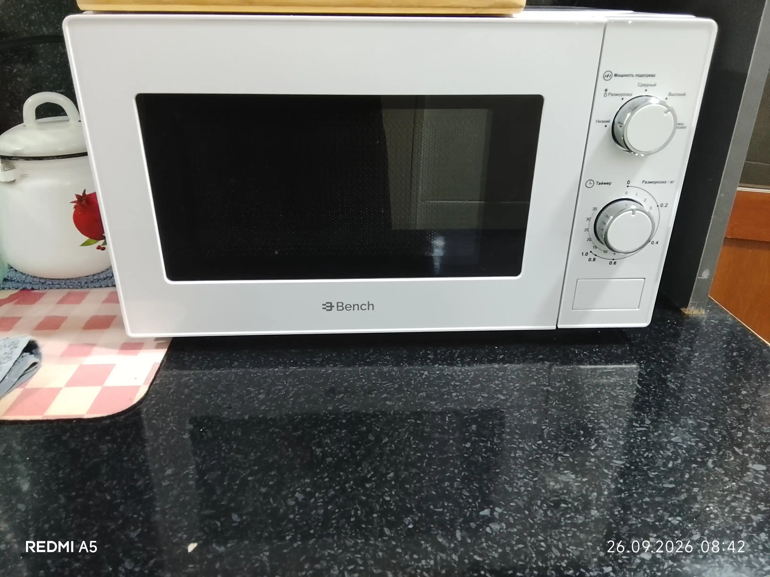 Mikroto‘lqinli pech Bench BM-M2001PB, 20 litr, 700 Vt, muzdan eritish