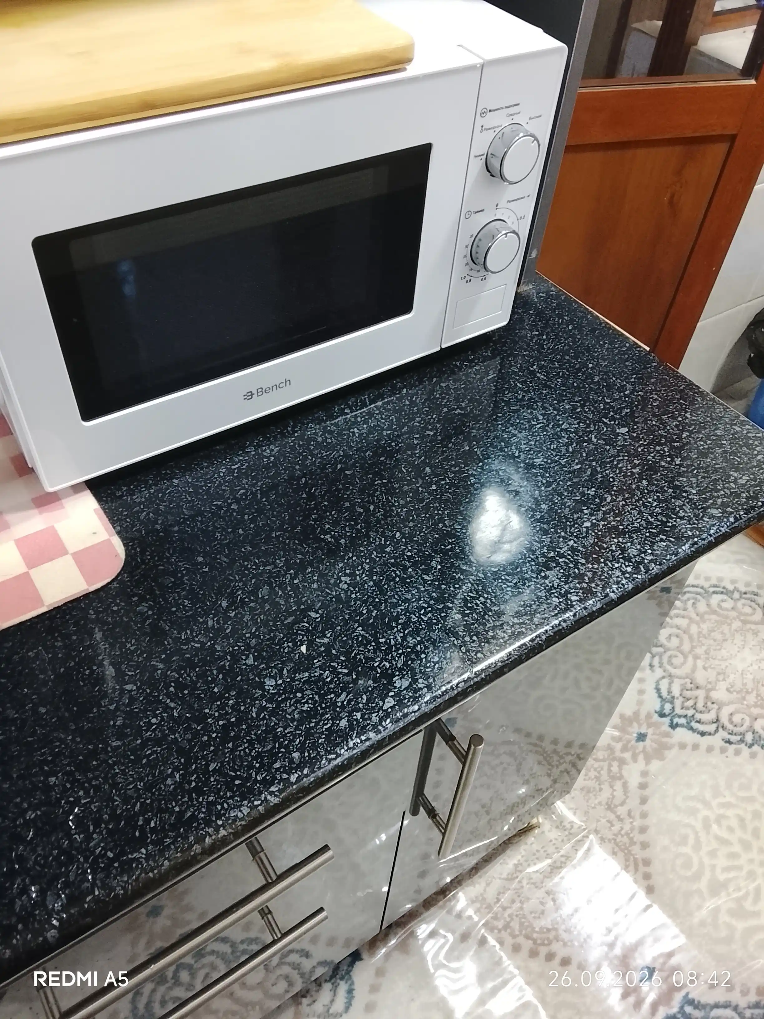 Mikroto‘lqinli pech Bench BM-M2001PB, 20 litr, 700 Vt, muzdan eritish
