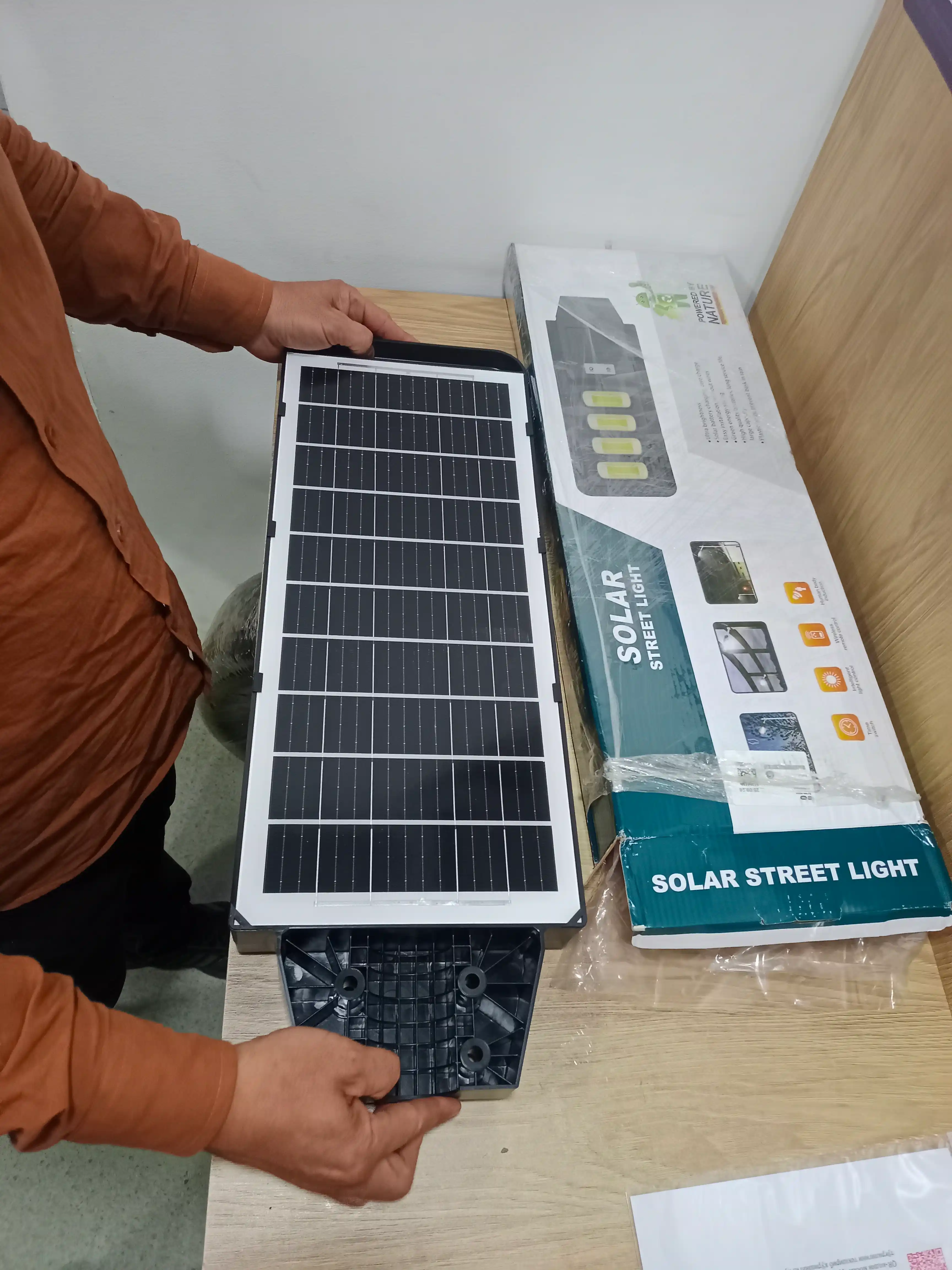 Quyosh panelli ko'cha chirog'i Beltoms 200W 6000K pultli fonar, taymerli simsiz projektori