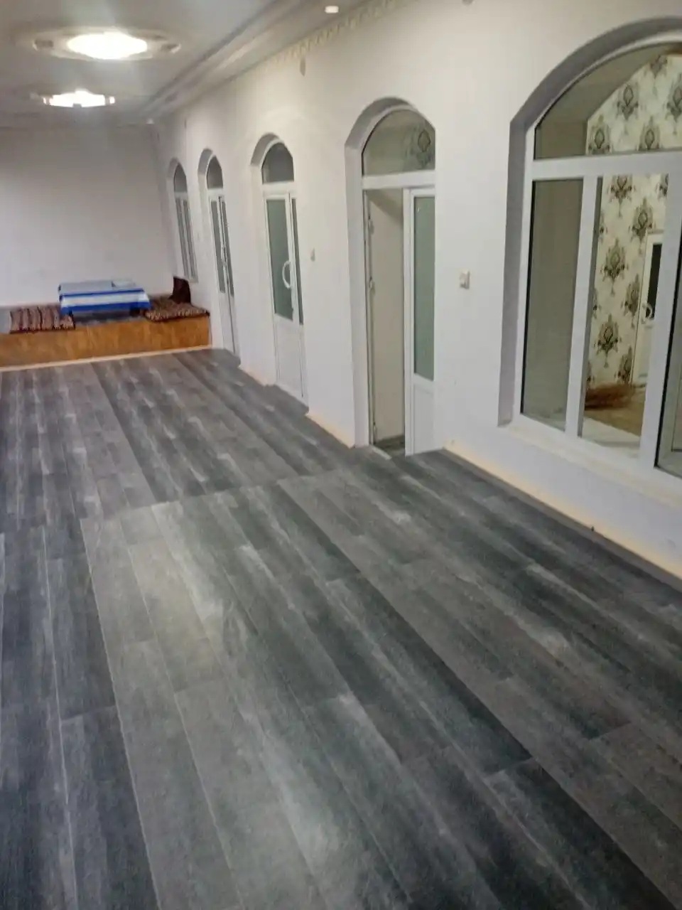 Turli o'lchamdagi yog‘och naqshli linoleum – namlikka chidamli, mustahkam pol qoplamasi
