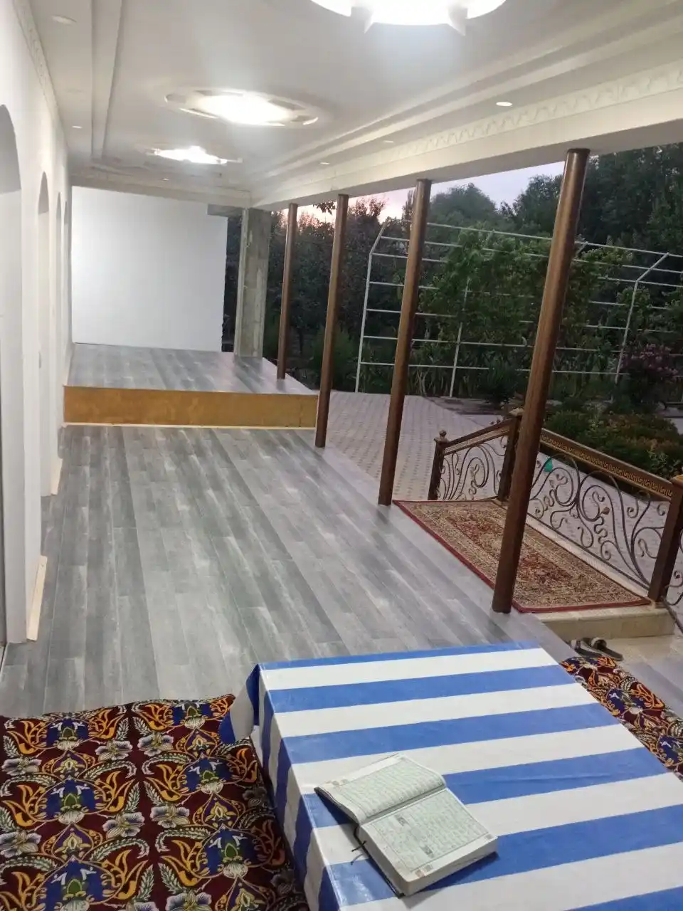 Turli o'lchamdagi yog‘och naqshli linoleum – namlikka chidamli, mustahkam pol qoplamasi