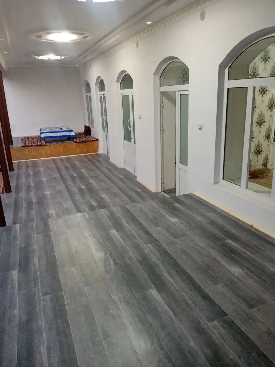 Turli o'lchamdagi yog‘och naqshli linoleum – namlikka chidamli, mustahkam pol qoplamasi