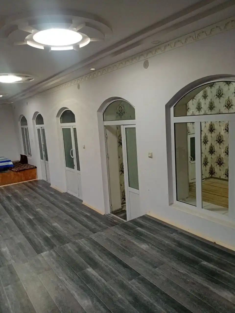 Turli o'lchamdagi yog‘och naqshli linoleum – namlikka chidamli, mustahkam pol qoplamasi