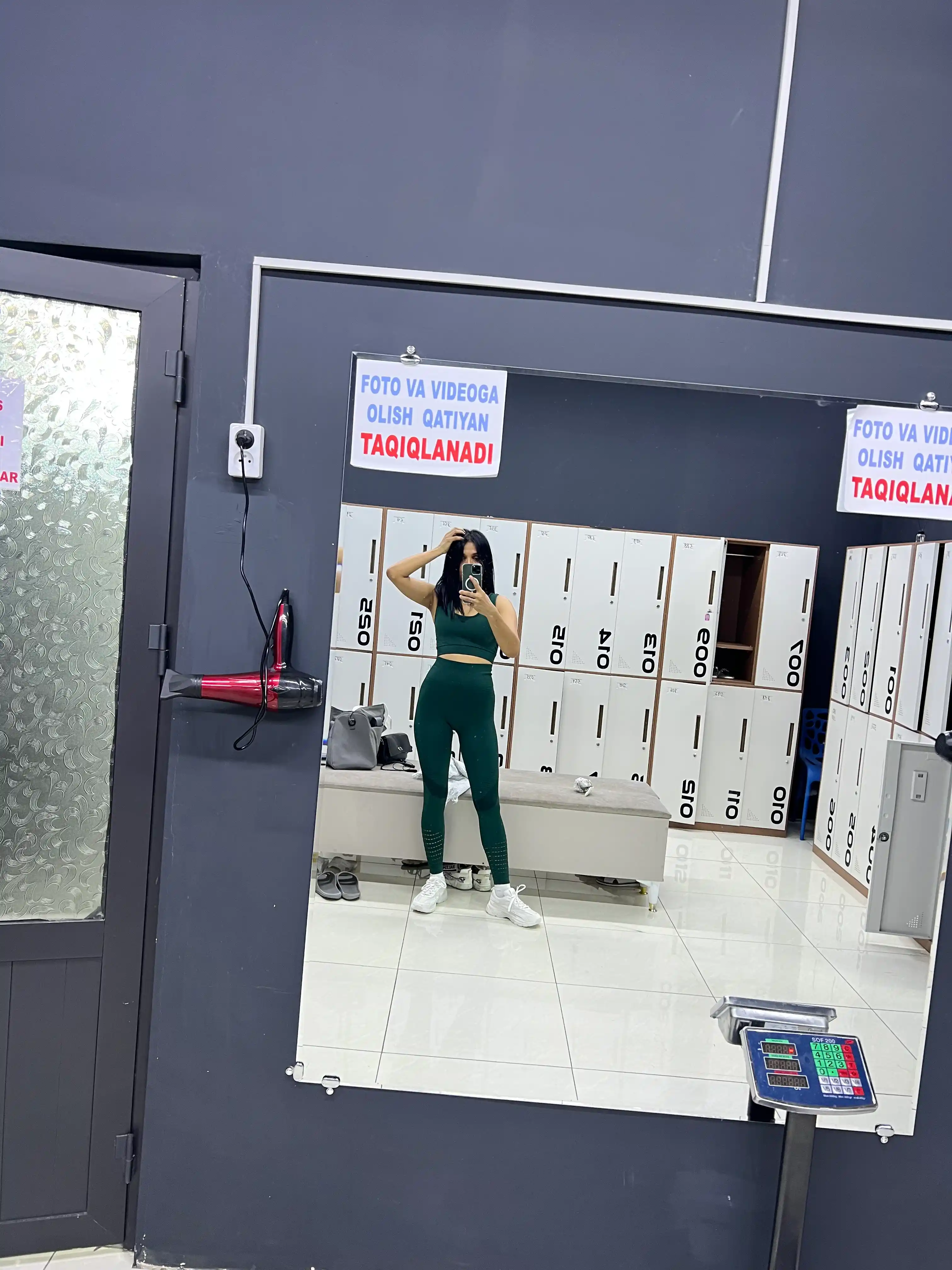 Ayollar uchun fitnes kostyumi, legginslari va top, 2 tasi 1 da
