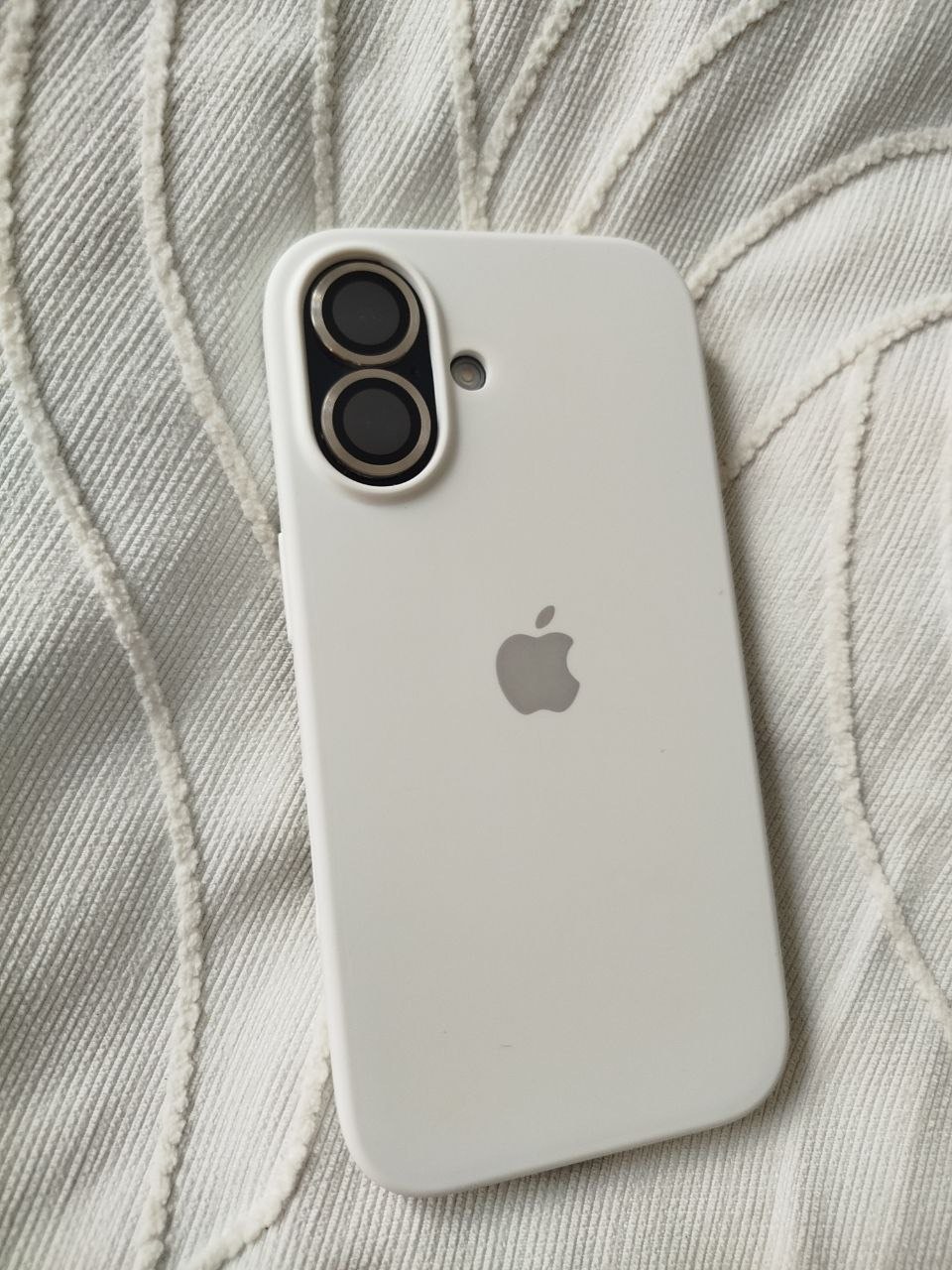 Чехол на iPhone 16