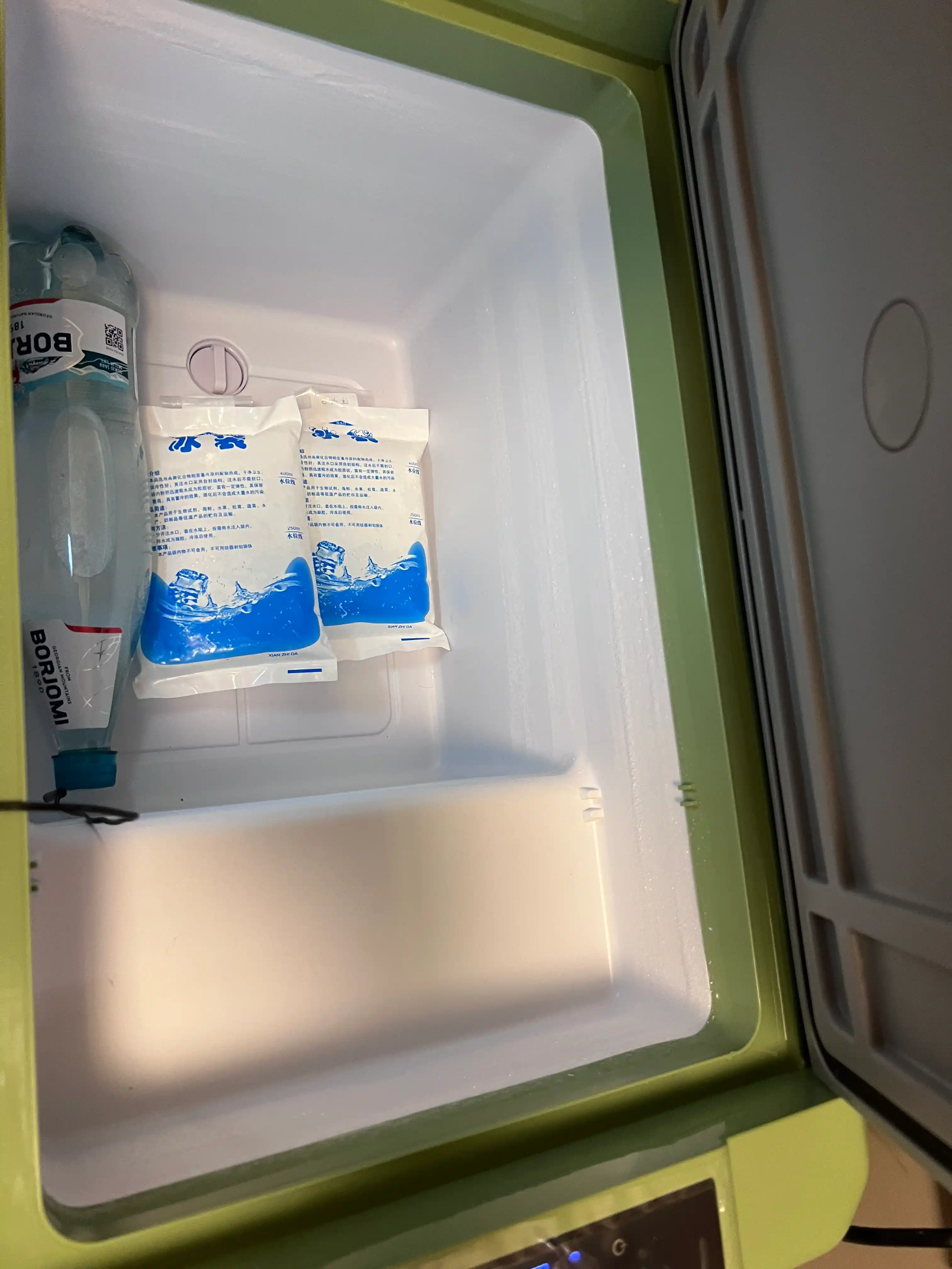 Avtomobil muzlatgichi Alpincool 35L Frion orqali ishlaydi kompesorlik -20 dan +20 gacha