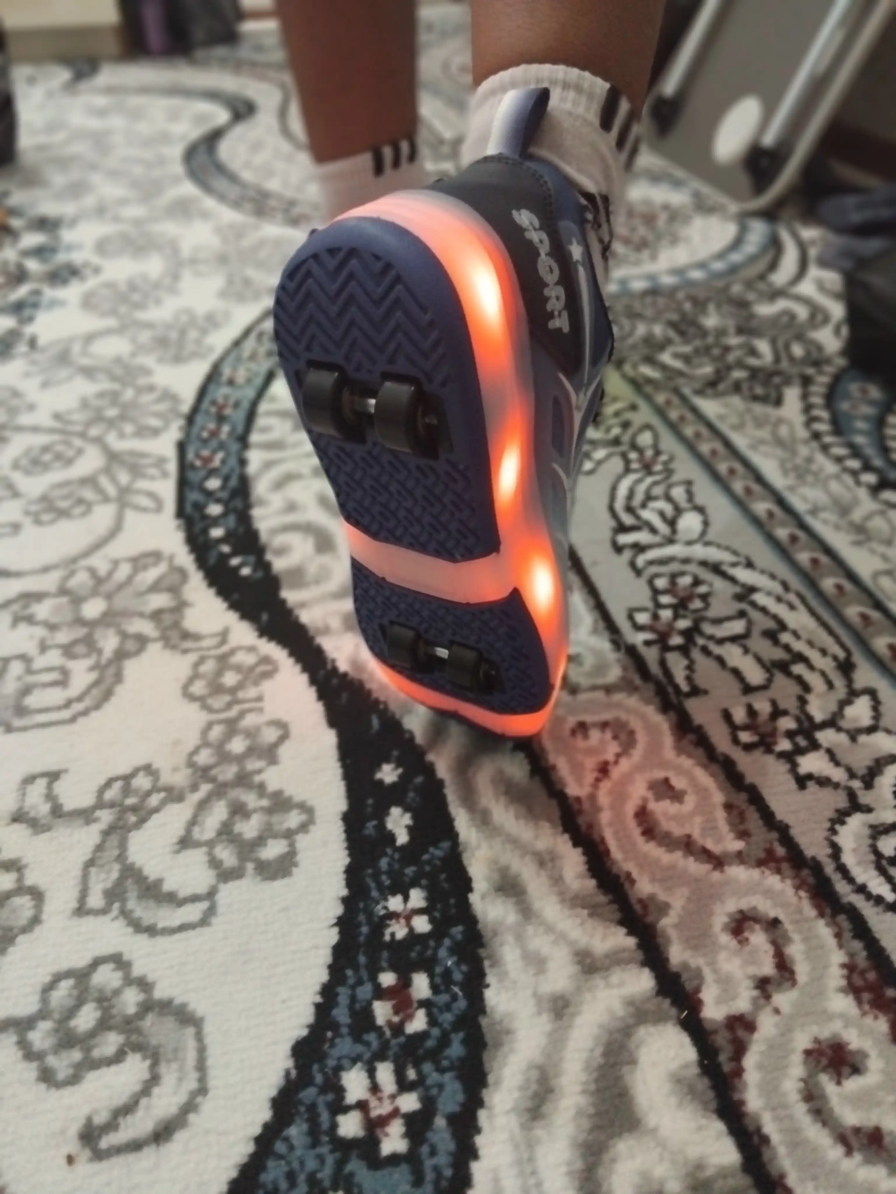 LED yoritgichli va yechiladigan g‘ildirakli krossovkalar, bolalar va o‘smirlar uchun