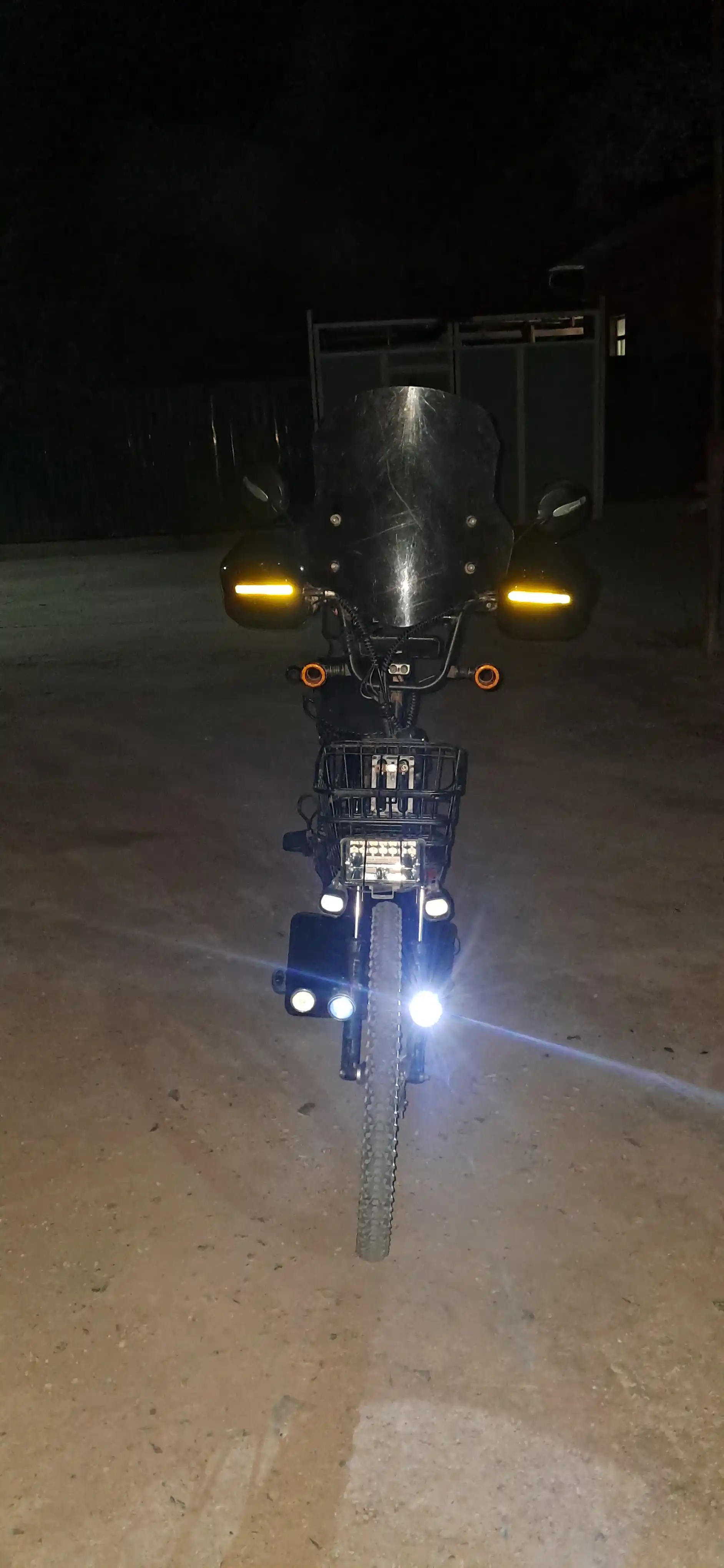 Mototsikl va skuter uchun universal qo‘l himoyasi, nur qaytaruvchi, 2 dona