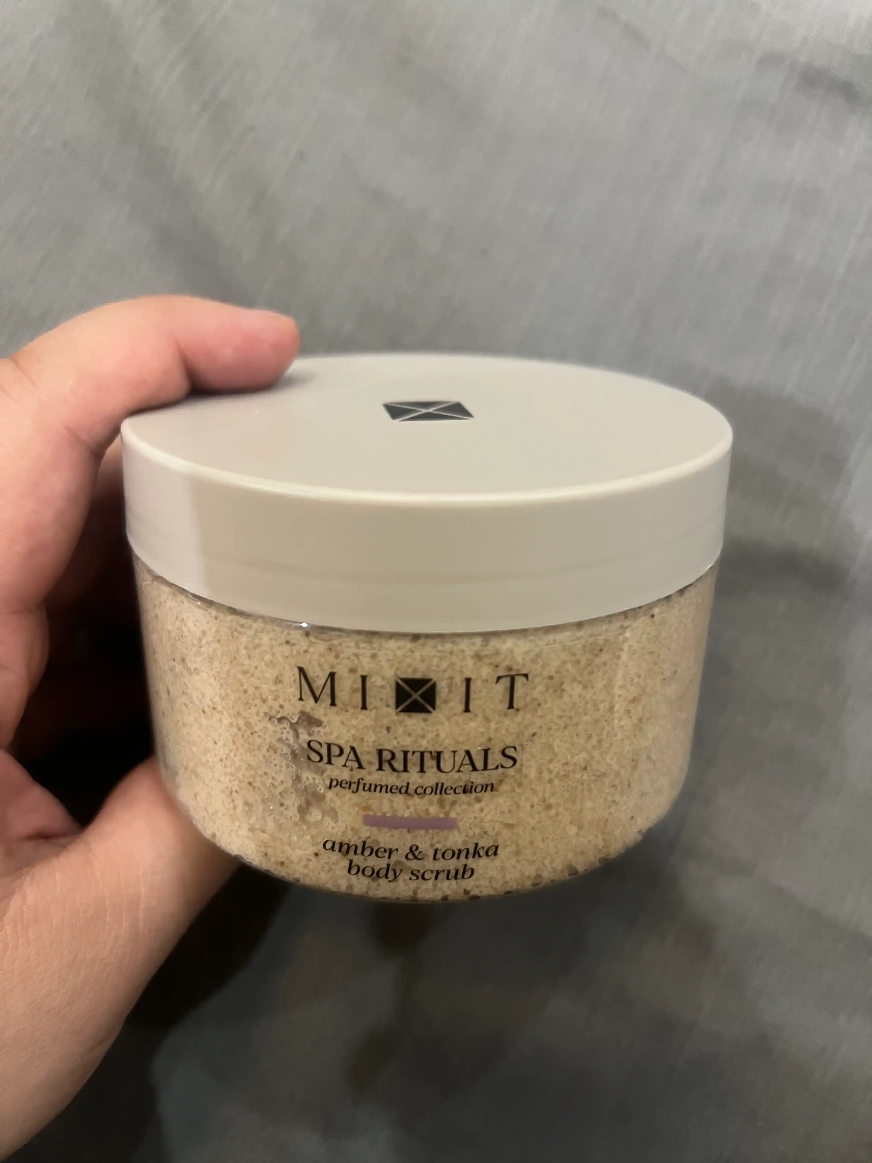 MIXIT Amber va tonka loviyasi hidli shakar-tuzli tana skrabi 300 g