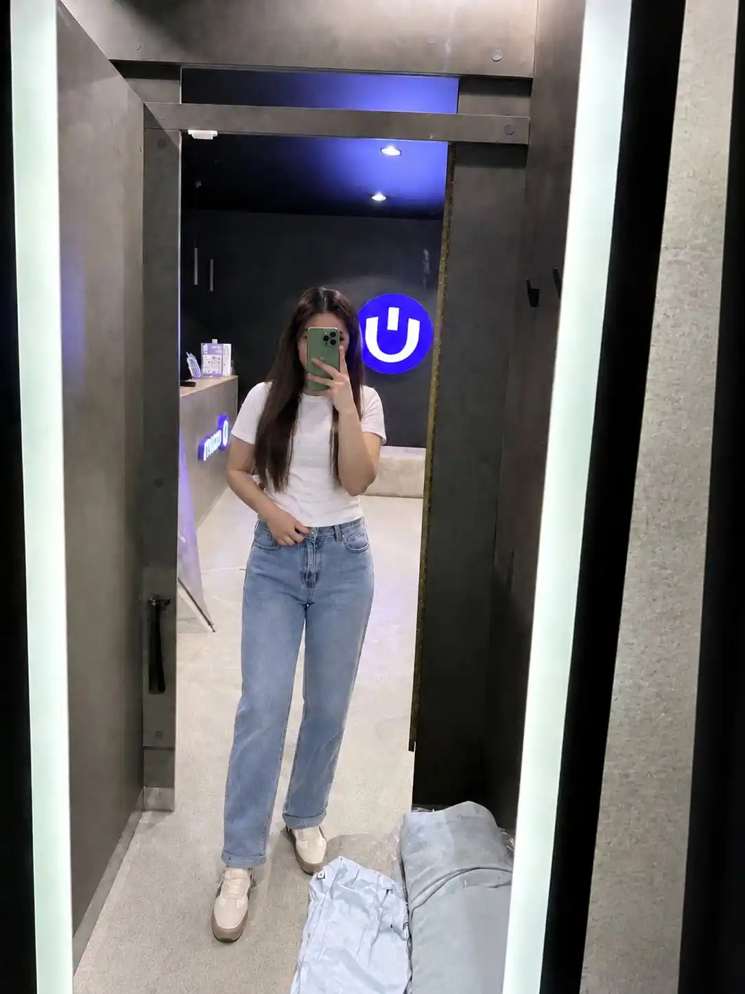 Ayollar uchun baland belli mom jeans – turli rangdagi denim shimlar, jinsi shimlar