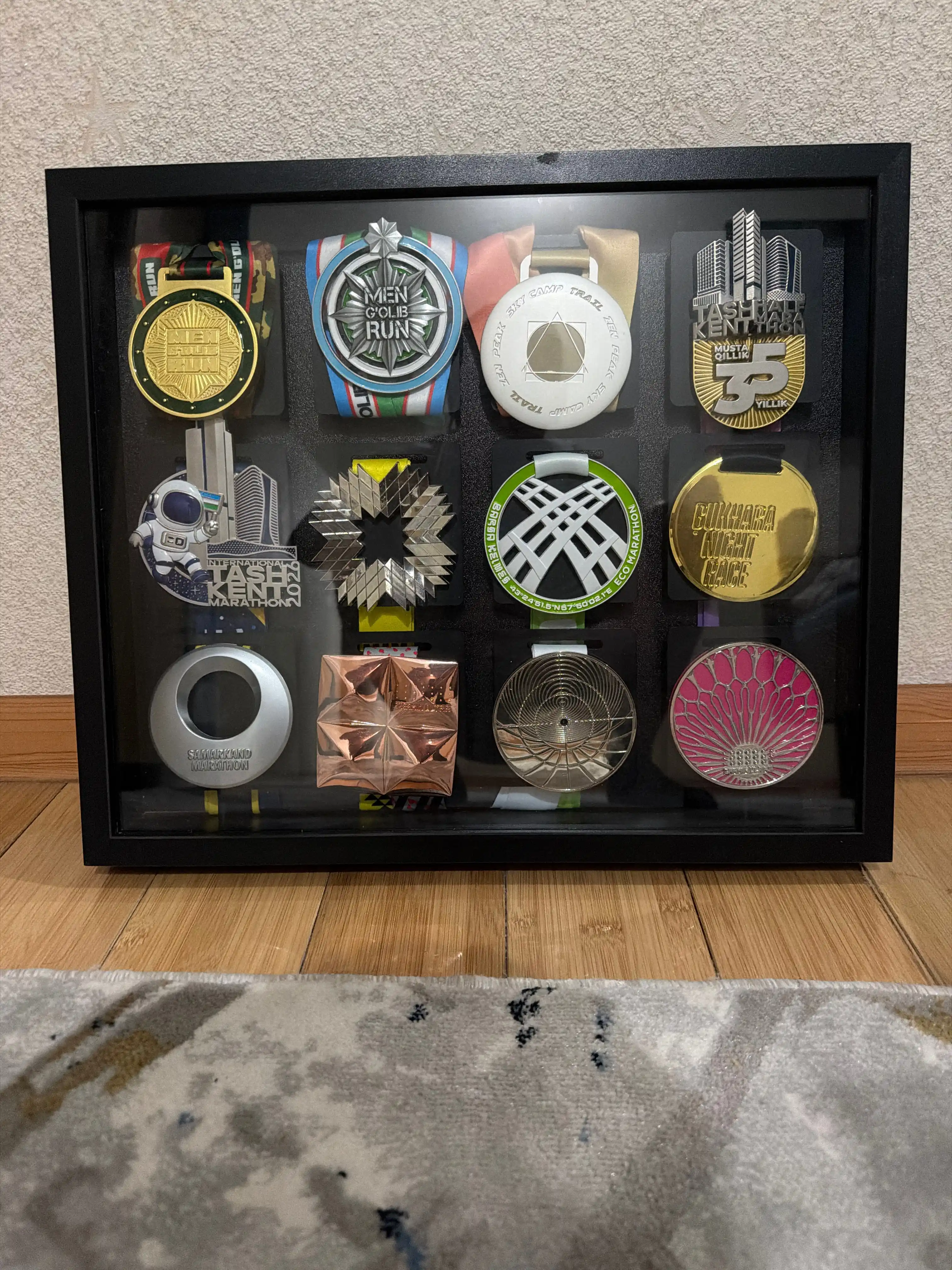 Devordagi medal uchun ilmoq, medallar ushlagichi, 12 qavatli mukofotlar organizeri