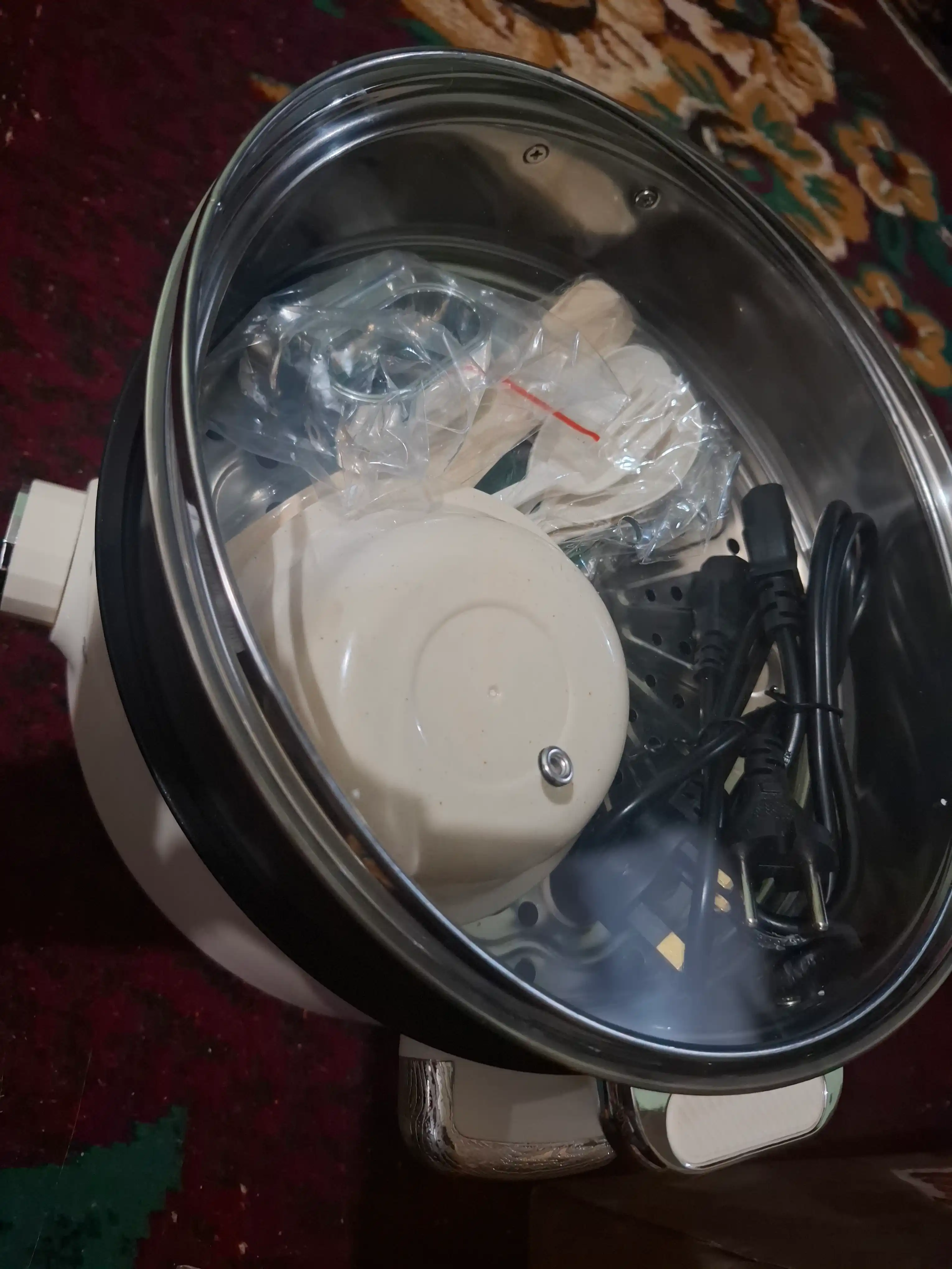 Ovqat pishirish, qovurish va bug‘da pishirish uchun universal elektr kastryulka