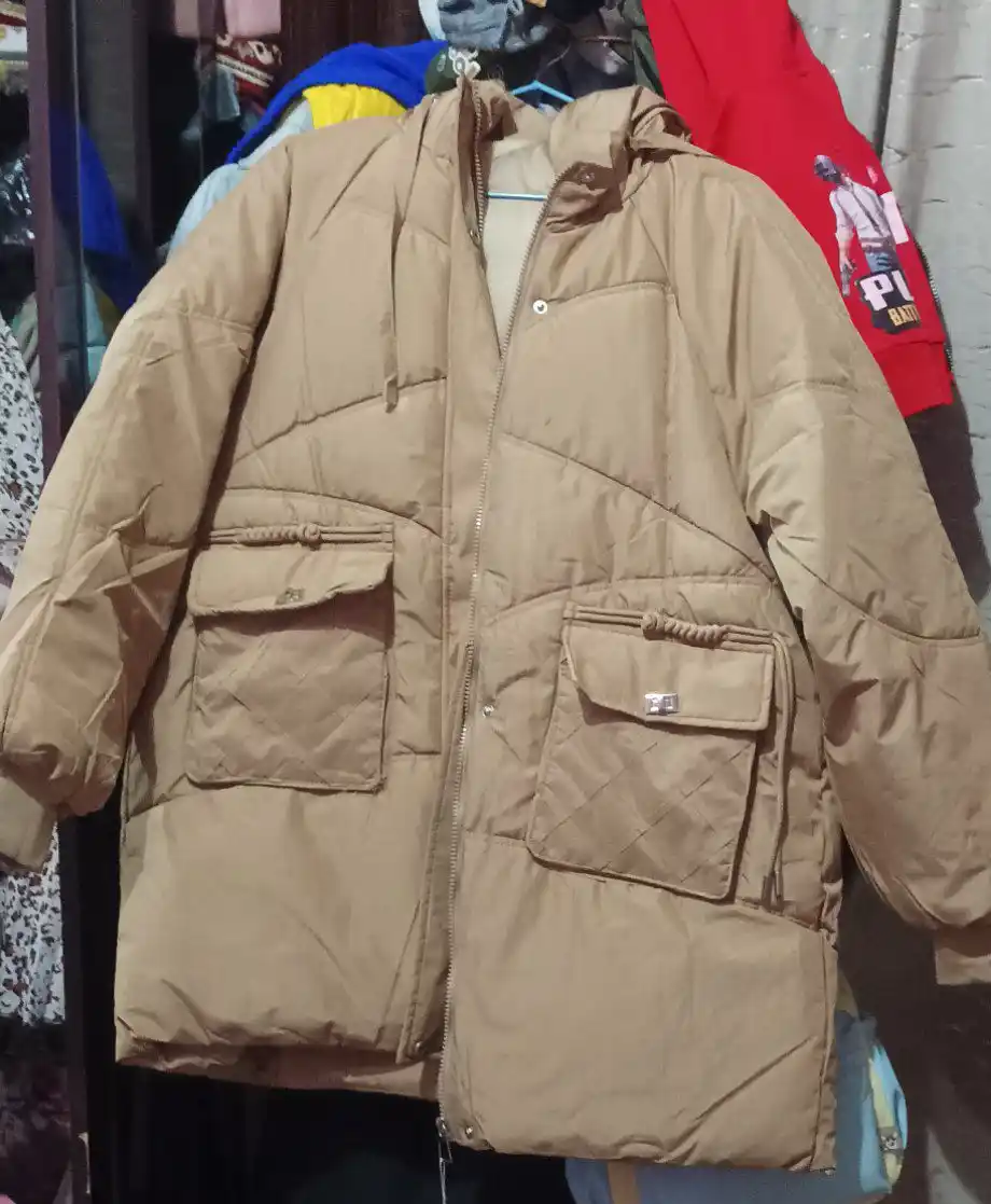 Kurtka ayollar uchun, oversize, qalin kapishoni bilan still koreyskiy kuz va qish uchun