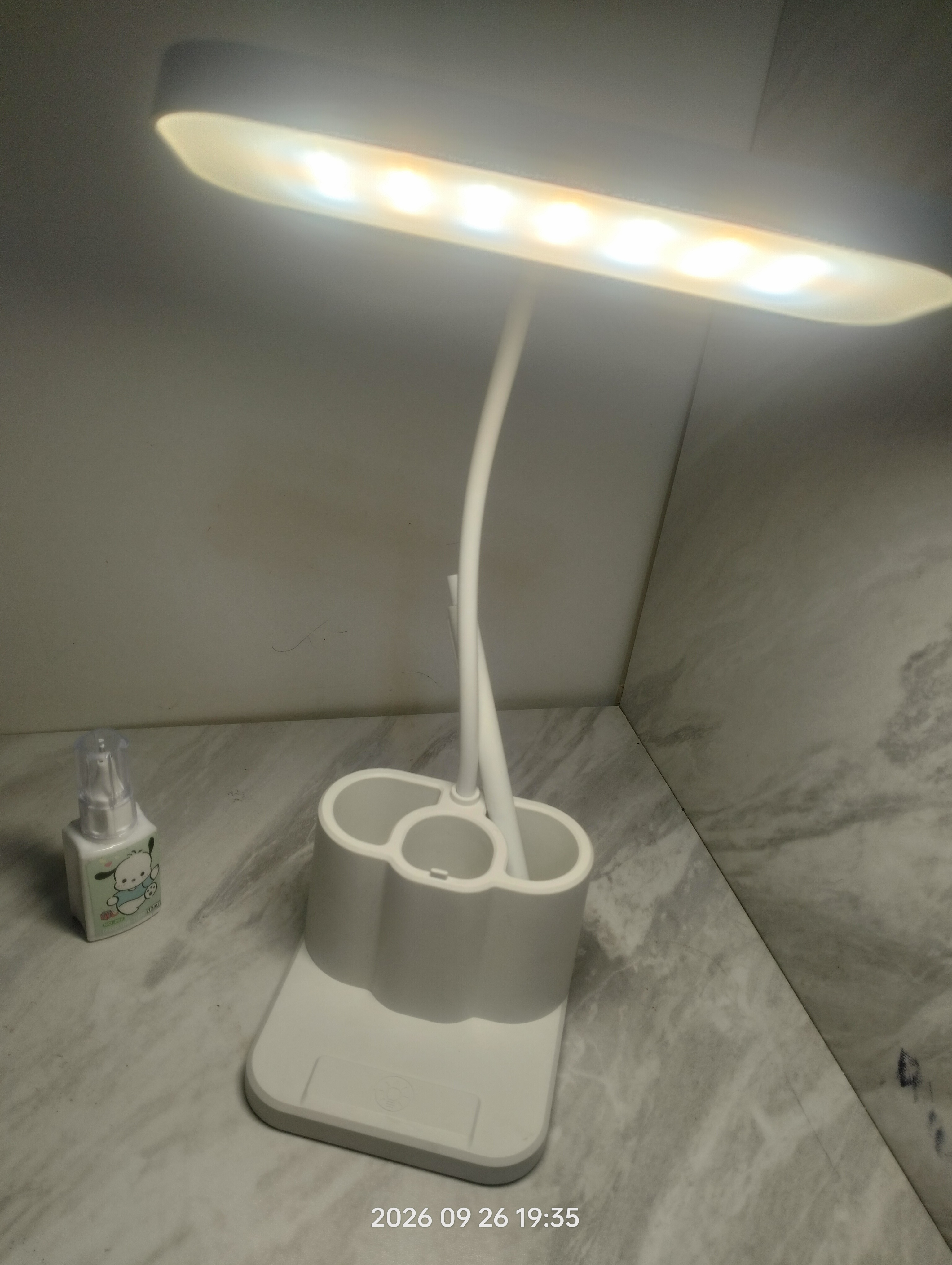 LED svetilnik qo‘shimcha penali bilan – energiya tejamkor, yorqin yoritish funksiyasi