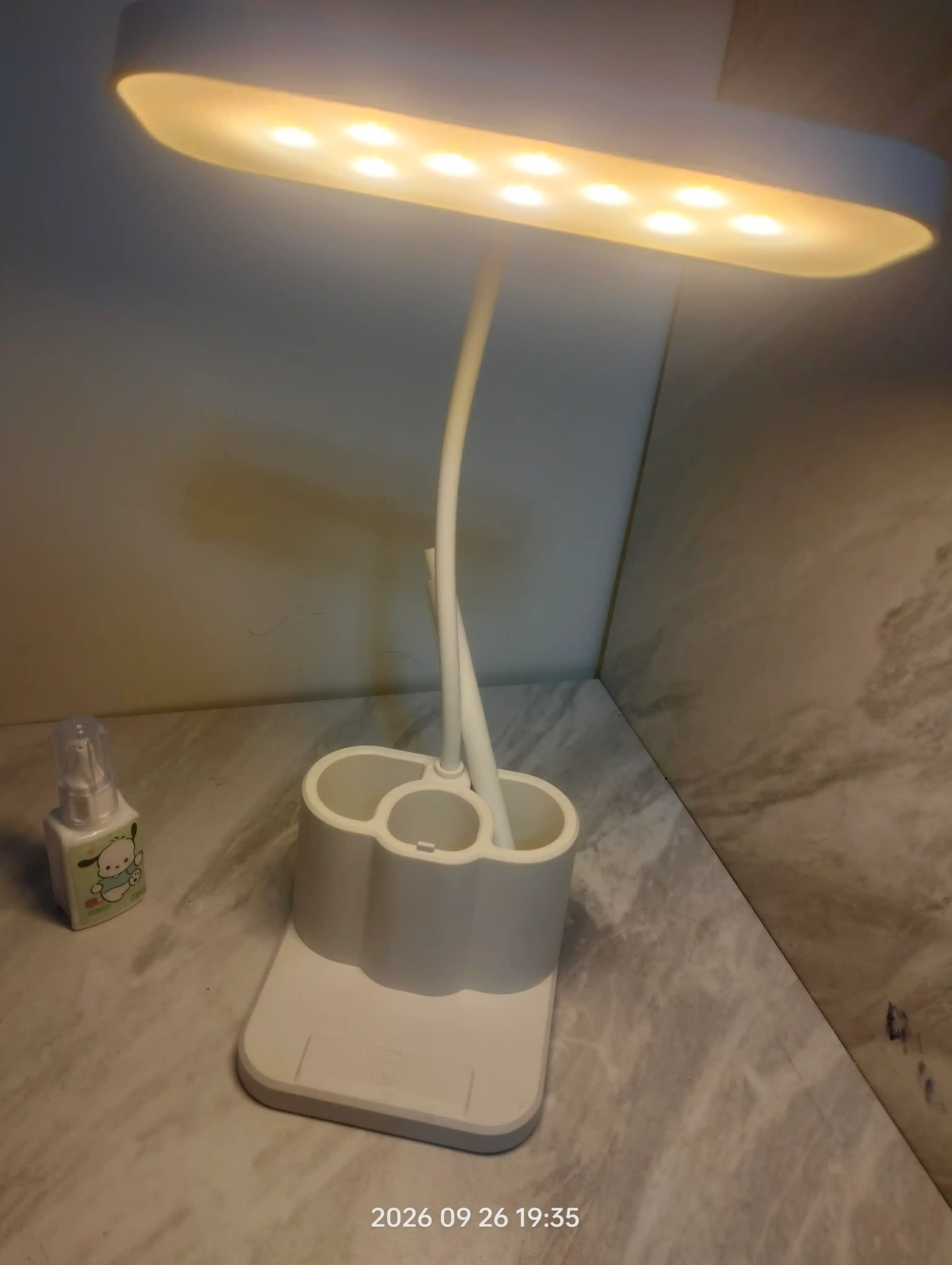 LED svetilnik qo‘shimcha penali bilan – energiya tejamkor, yorqin yoritish funksiyasi