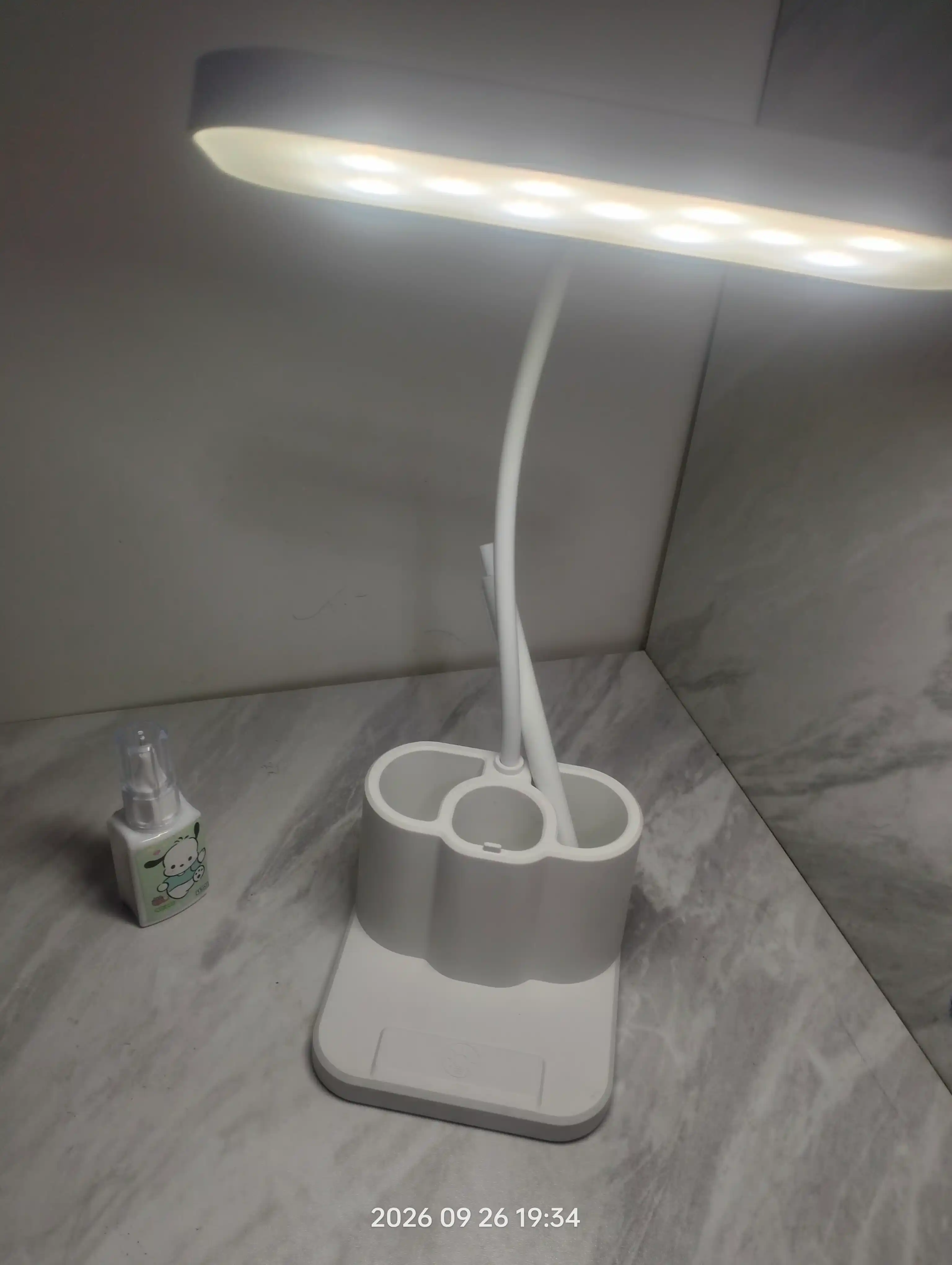 LED svetilnik qo‘shimcha penali bilan – energiya tejamkor, yorqin yoritish funksiyasi