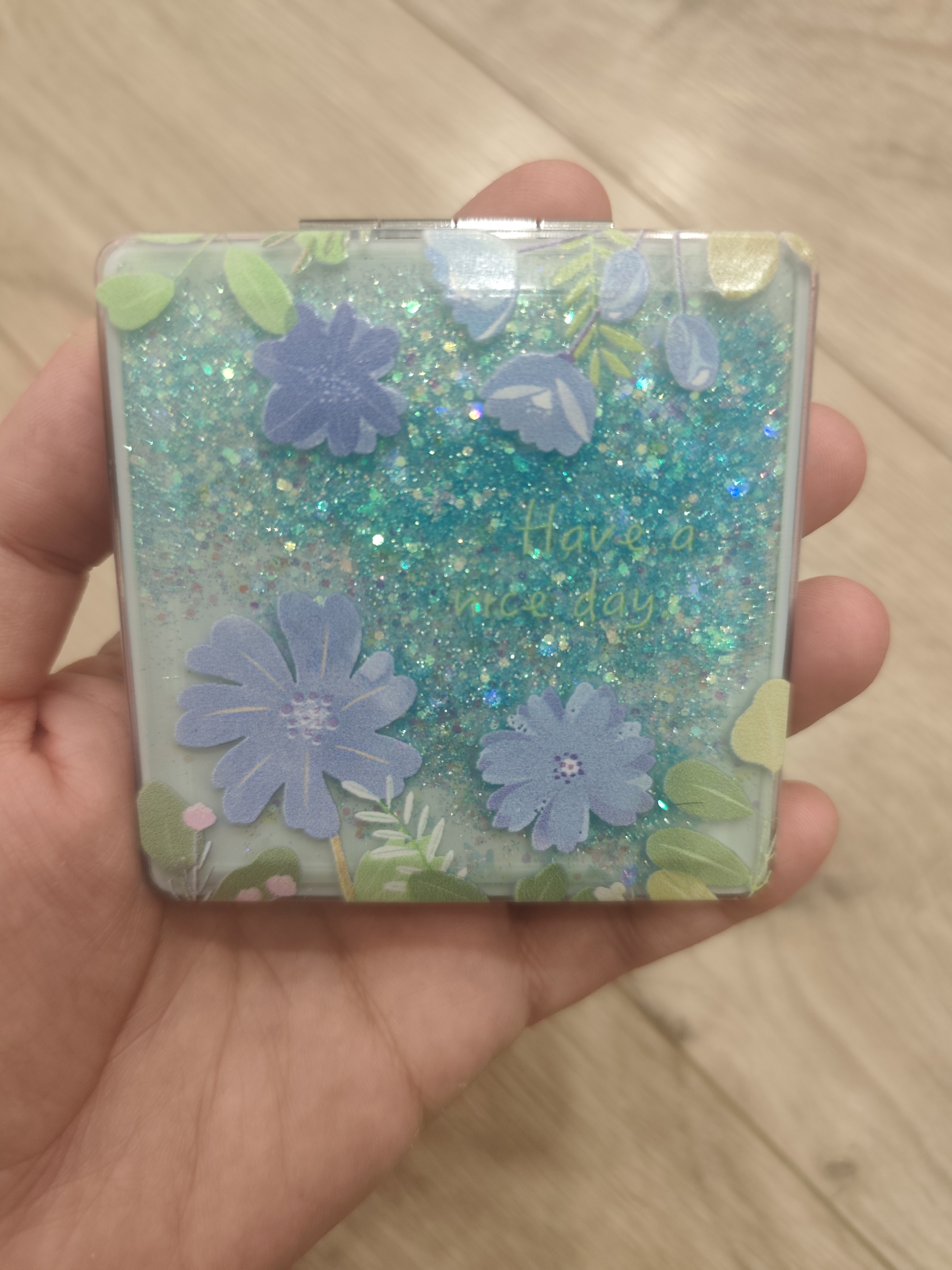 Gulli kosmetik oynacha 8x8 sm katlanadigan ixcham cho‘ntak ko‘zgu