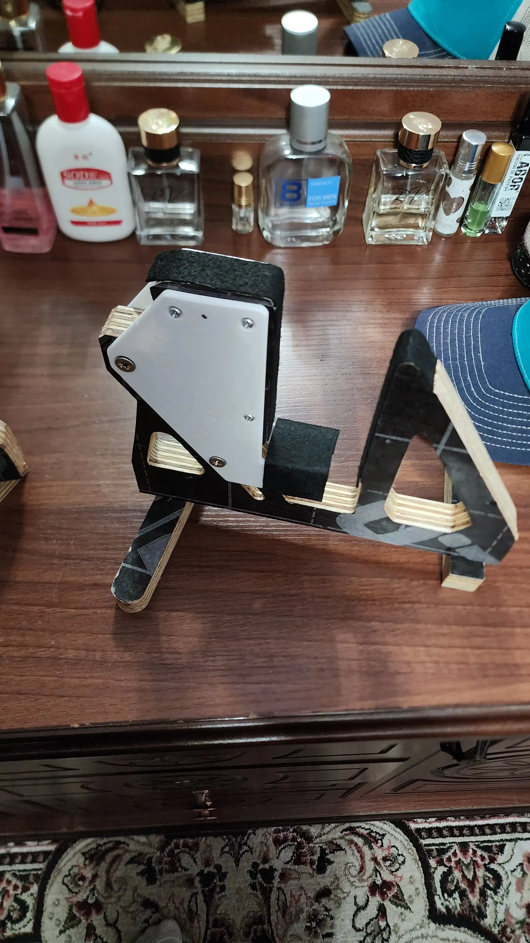 Eshik polotnosini ushlagichi