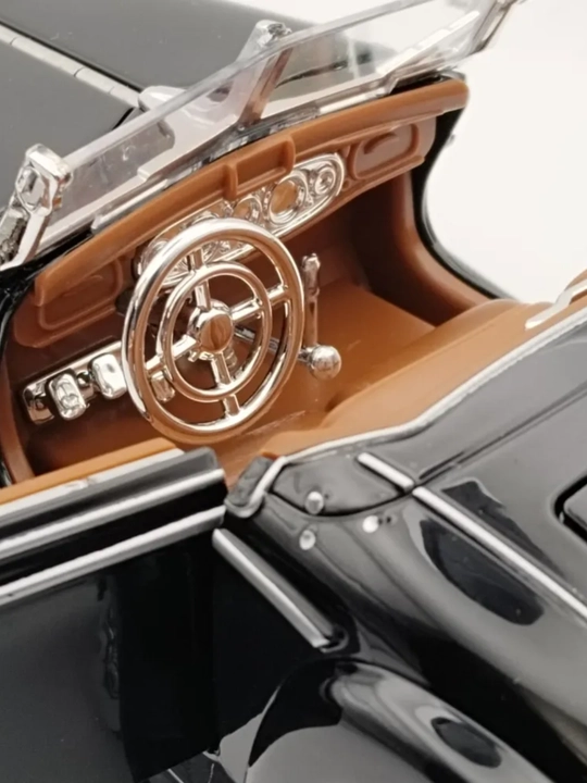 Mercedes-Benz 500K kolleksion inertsiya mashinasi, ochiladigan eshiklar bilan