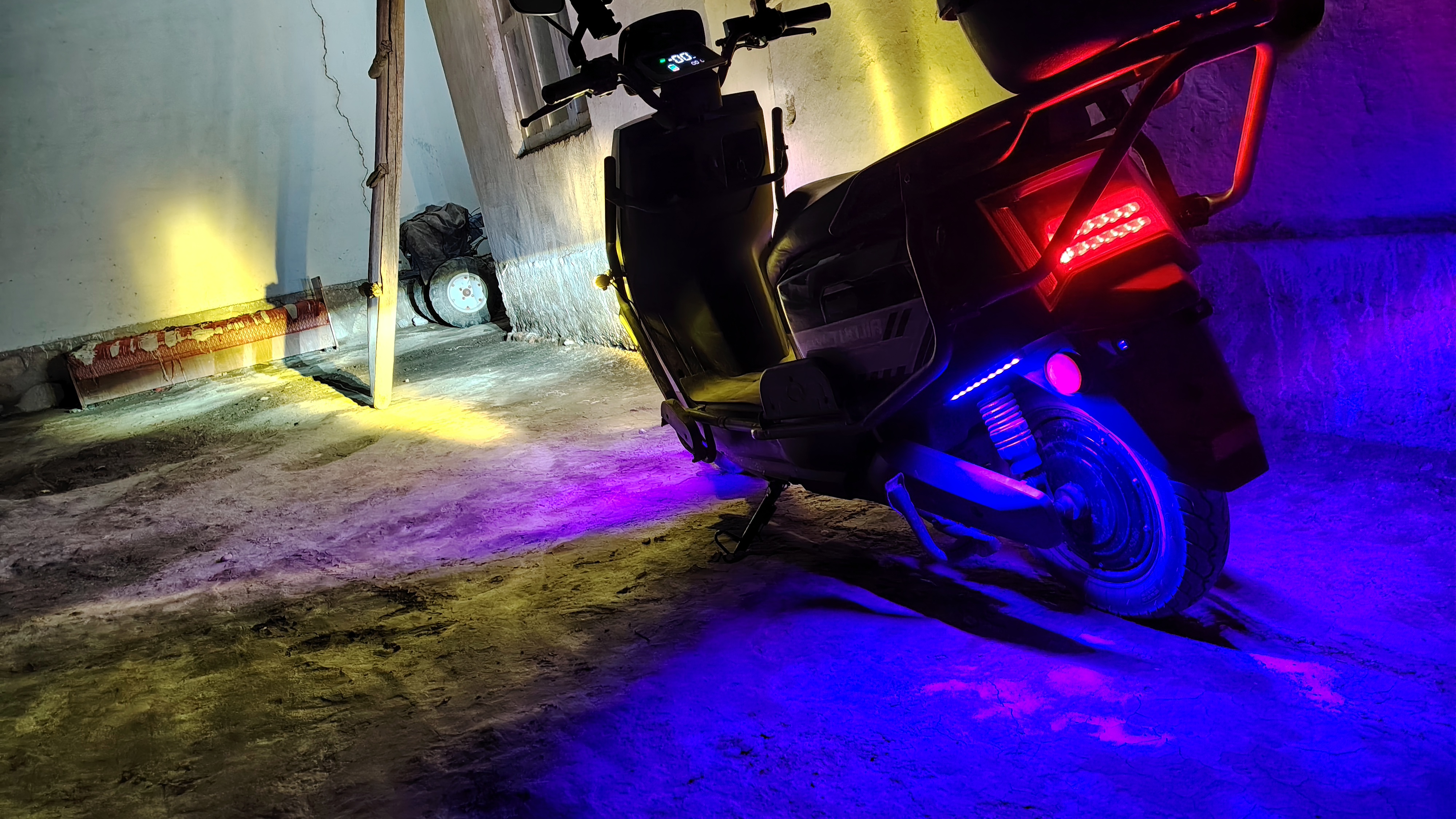 LED avtomobil yoritgichi, rang o‘zgaradi, pult, musiqa bilan sinxron