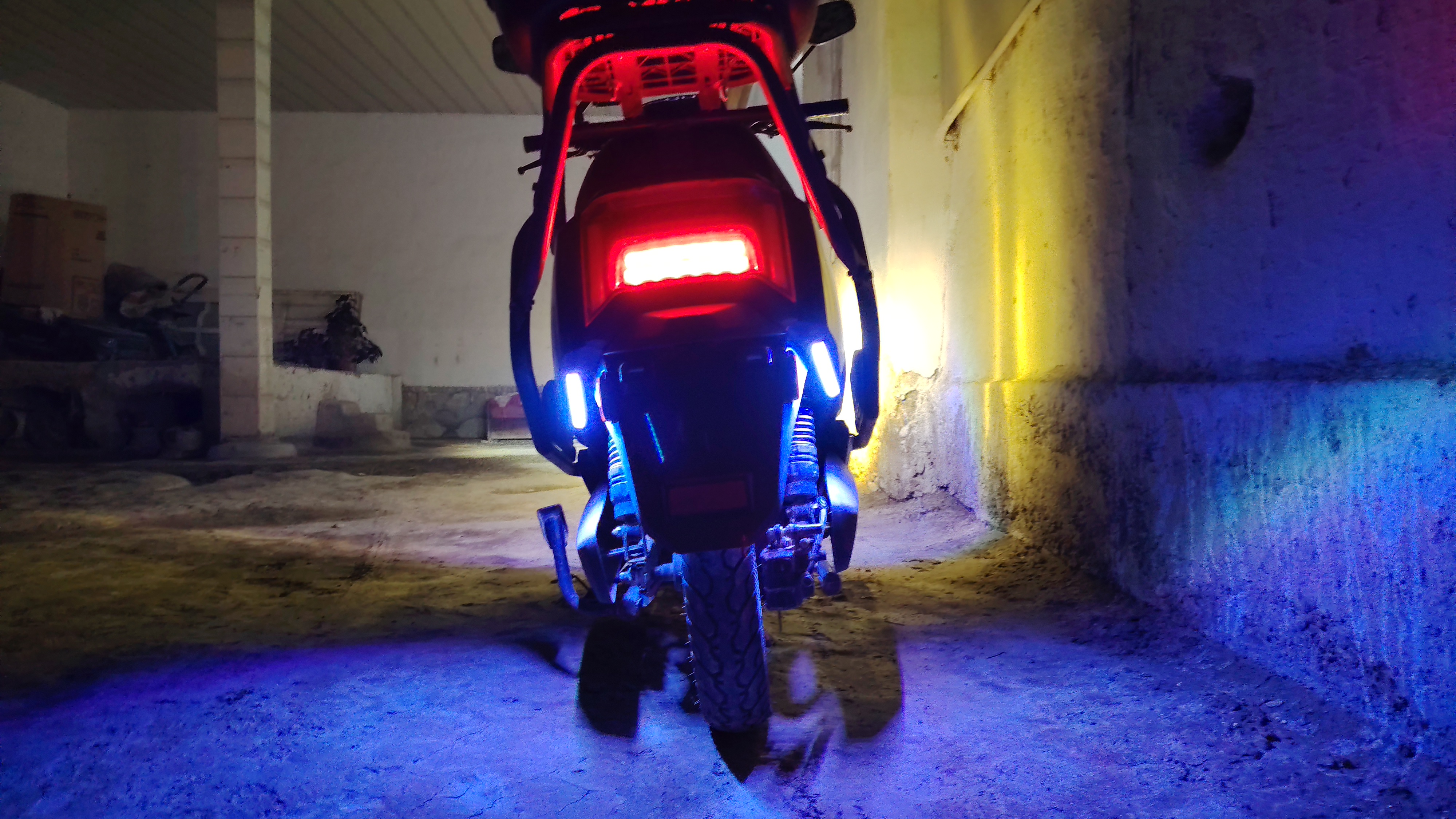 LED avtomobil yoritgichi, rang o‘zgaradi, pult, musiqa bilan sinxron