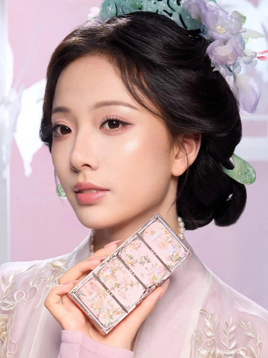 Flower Knows Butterfly Cloud палетка с рельефом бабочки для сияния и контуринга