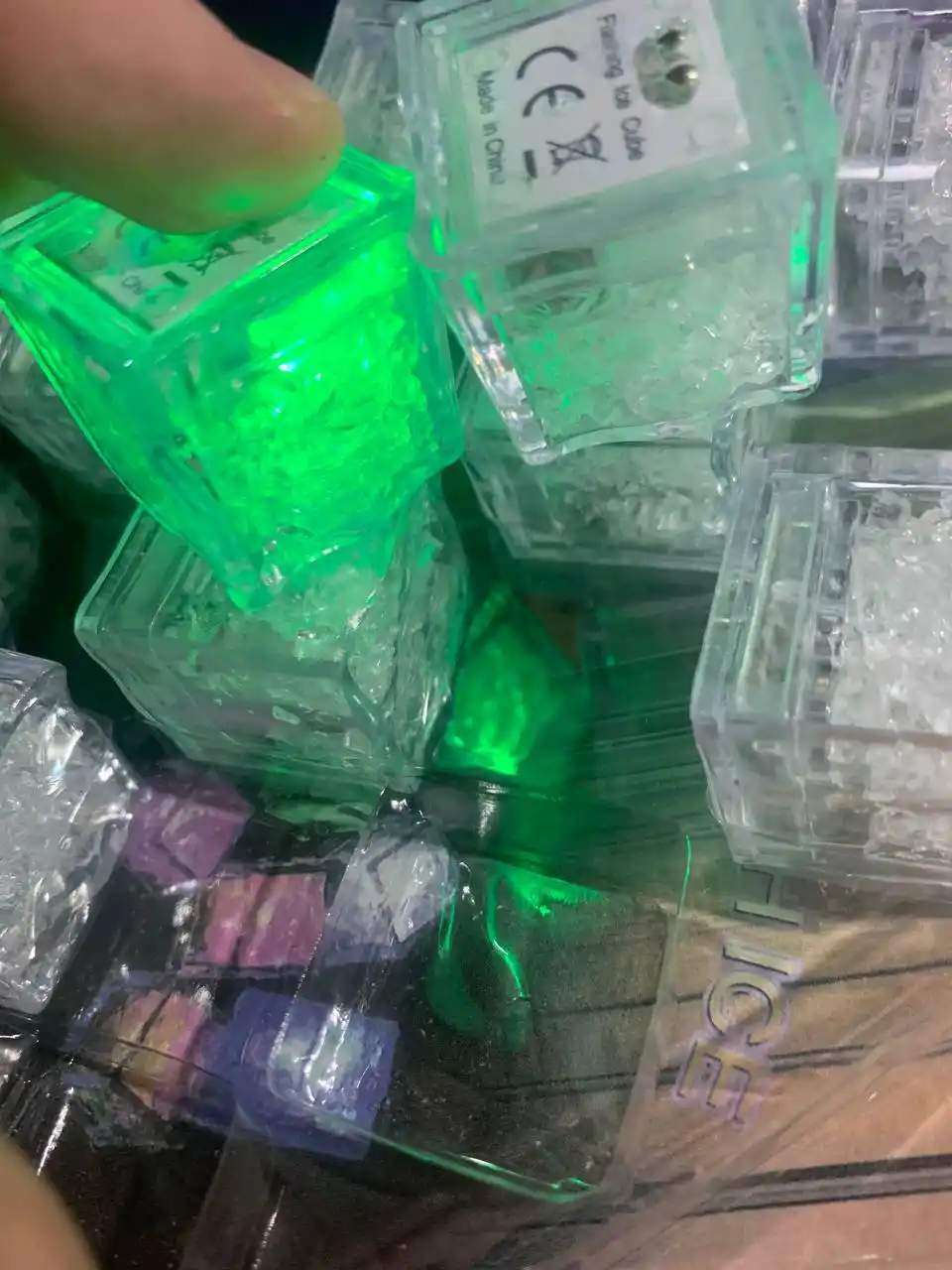 Vannaxonada cho‘milish va o‘ynash uchun xavfsiz materialdan yasalgan bolalar uchun yaltiroq muz kubiklari, 12 dona