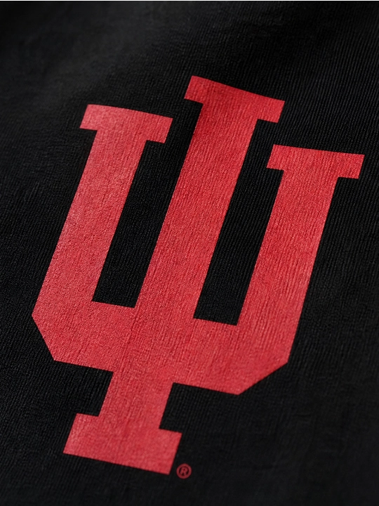 Erkaklar uchun qizil IU monogramma printli paxta oversayz futbolka, qisqa yengli