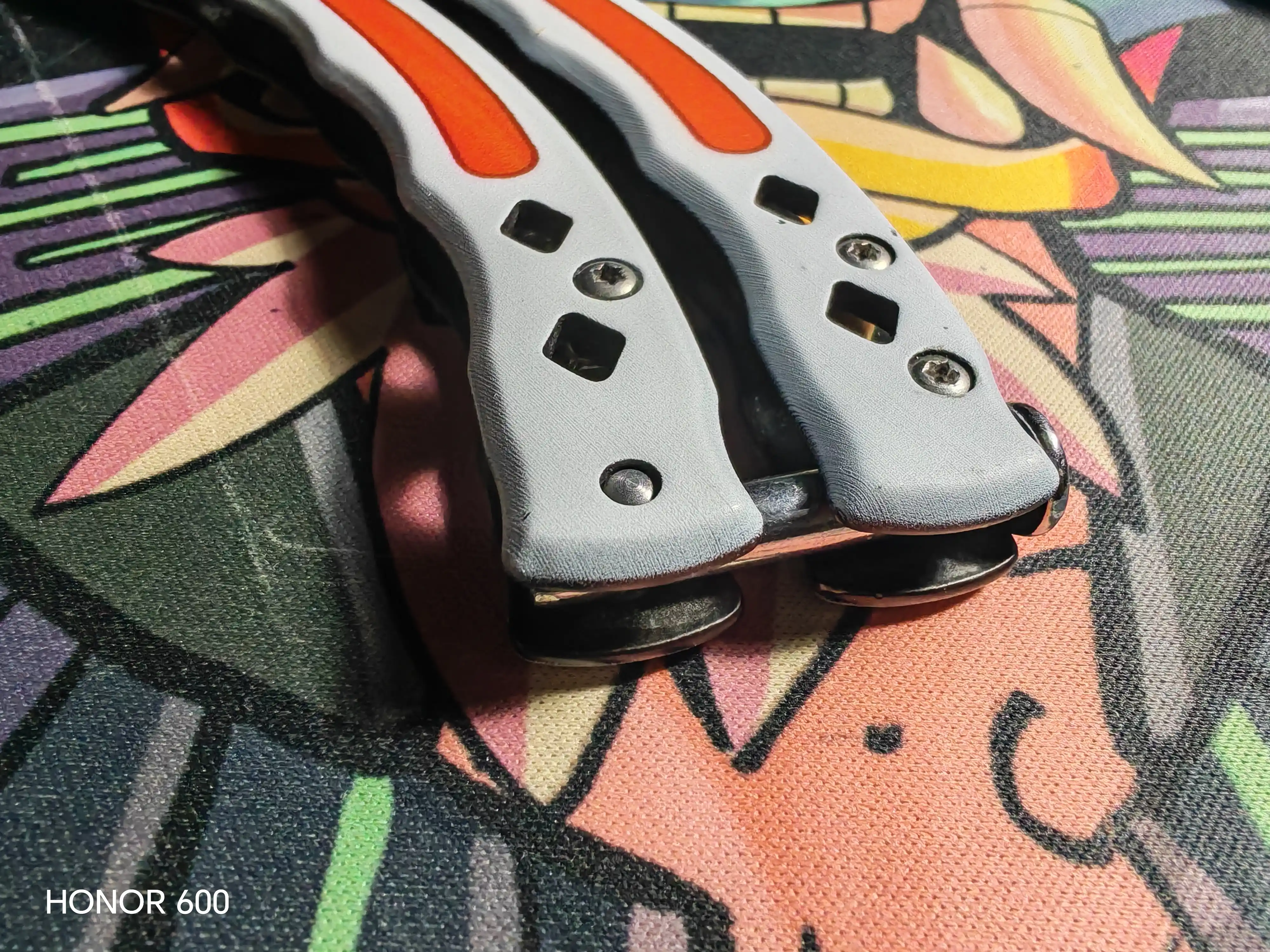 Mashq uchun kapalak pichoq-balisong, o‘tkirlanmagan metall tig‘, fokuslar uchun