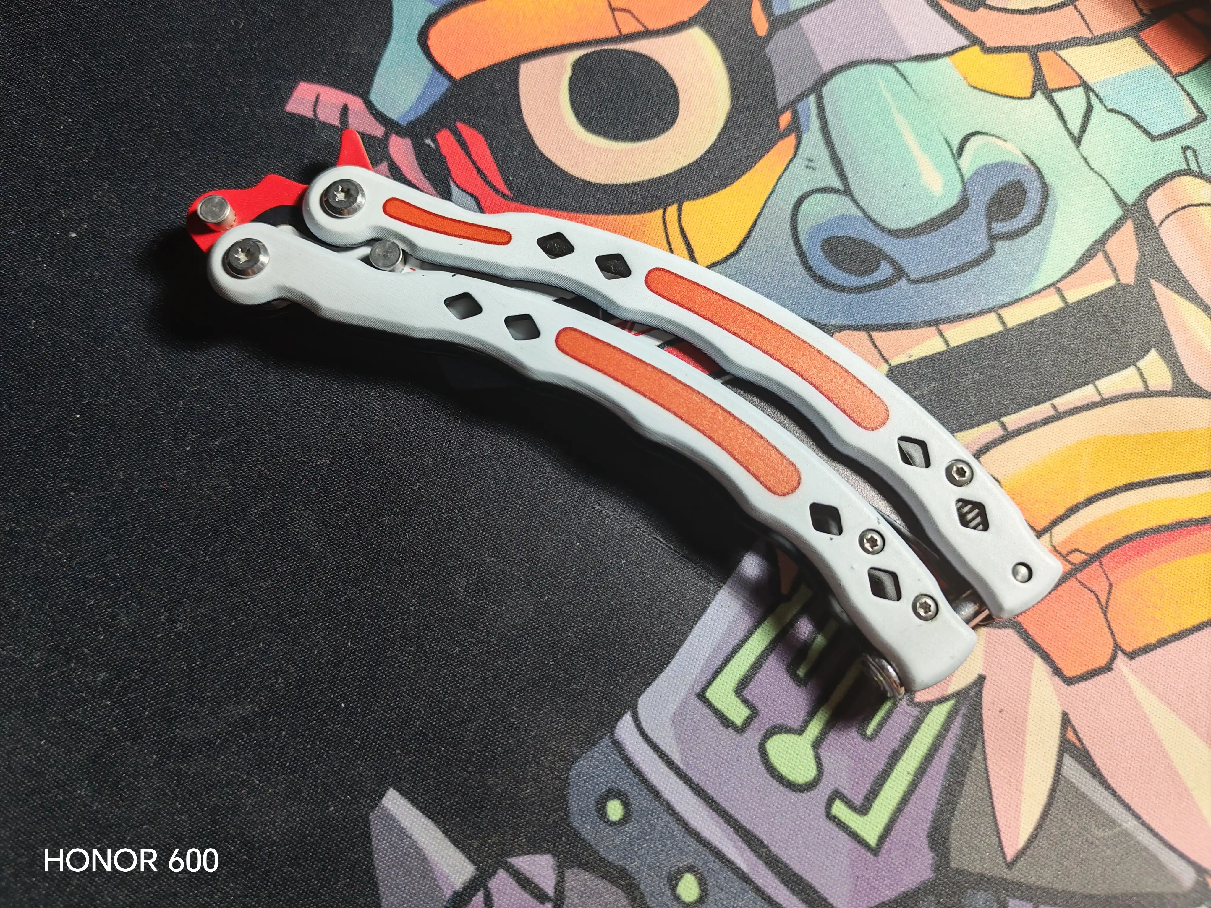 Mashq uchun kapalak pichoq-balisong, o‘tkirlanmagan metall tig‘, fokuslar uchun