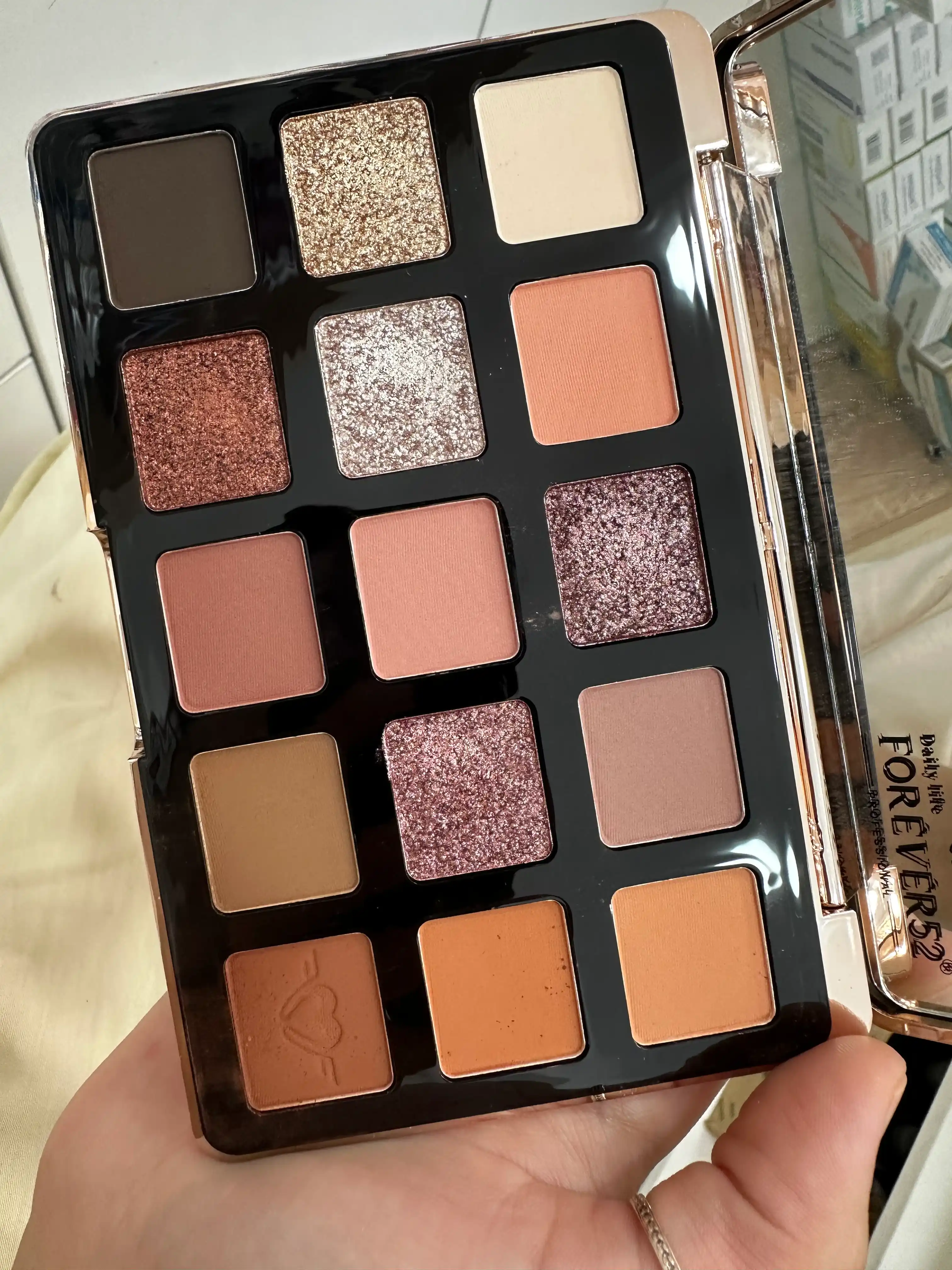 Forever 52 Maglque 15 color eyeshadow, 15 ta rangdan iborat tenlar palitrasi, 15 gr