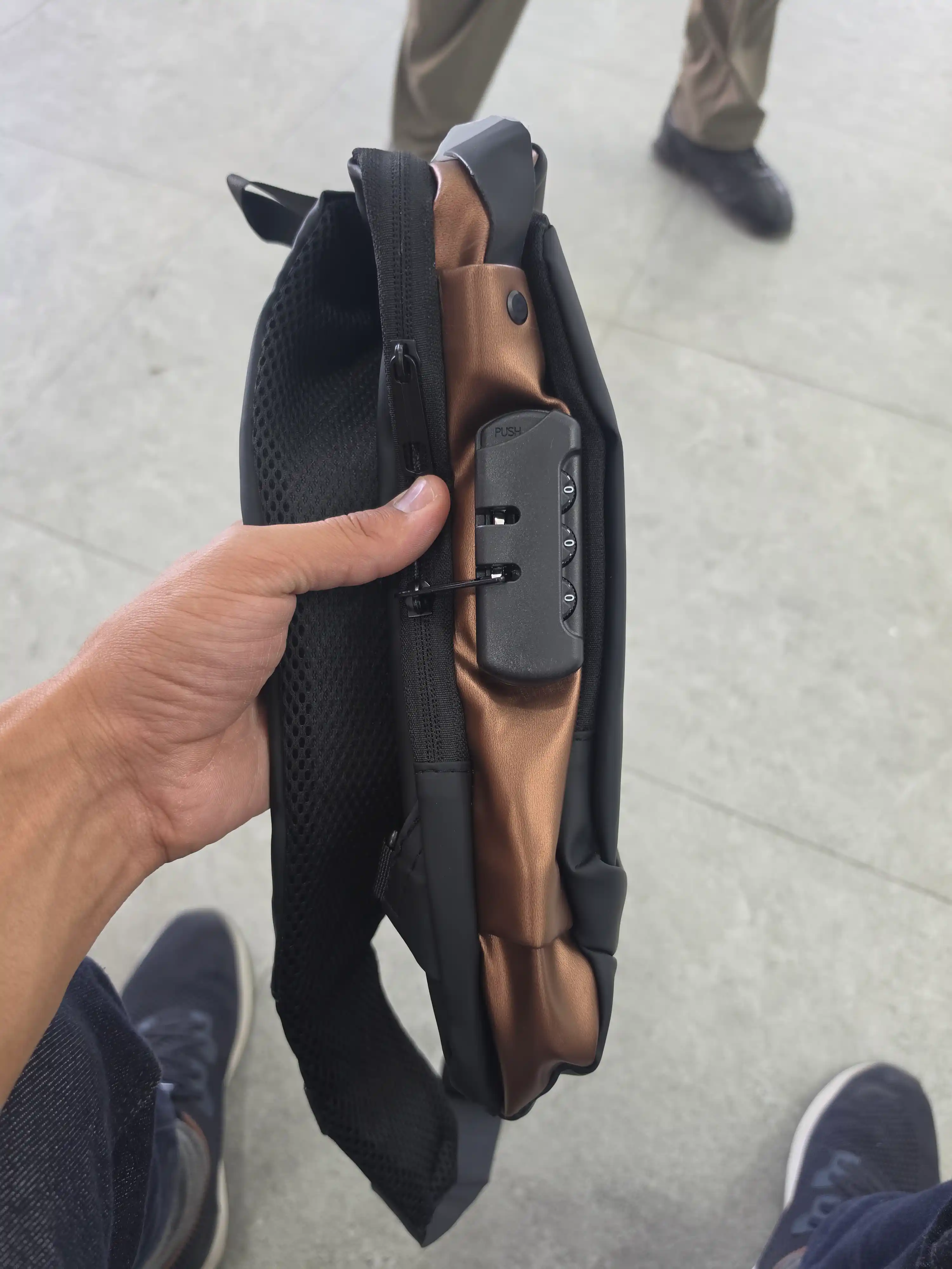 Erkaklar sumkasi, ayollar sumkasi, bel sumkasi, qulfli va USB quvvatlagichli, yelkaga osiladigan sumka