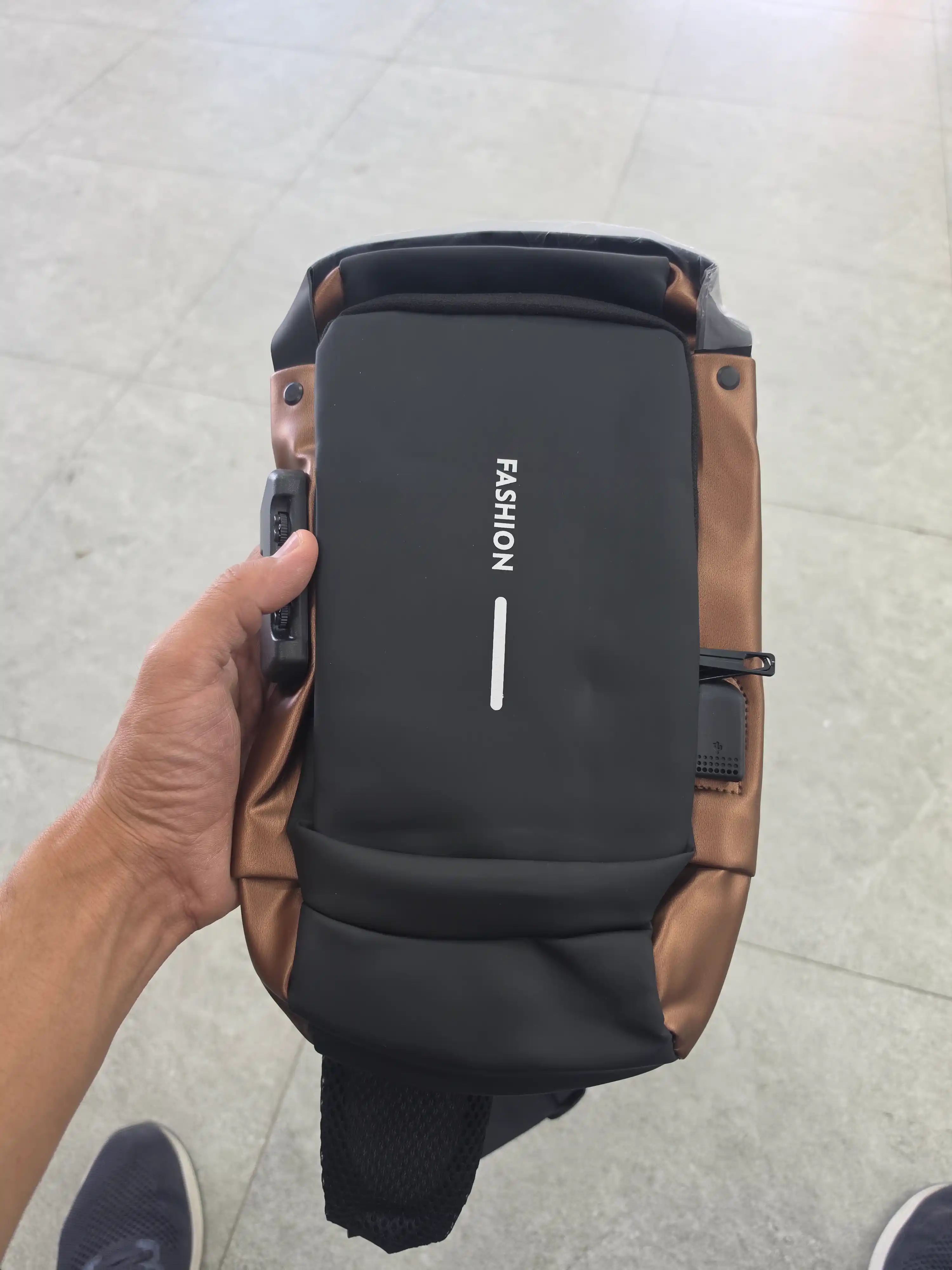 Erkaklar sumkasi, ayollar sumkasi, bel sumkasi, qulfli va USB quvvatlagichli, yelkaga osiladigan sumka