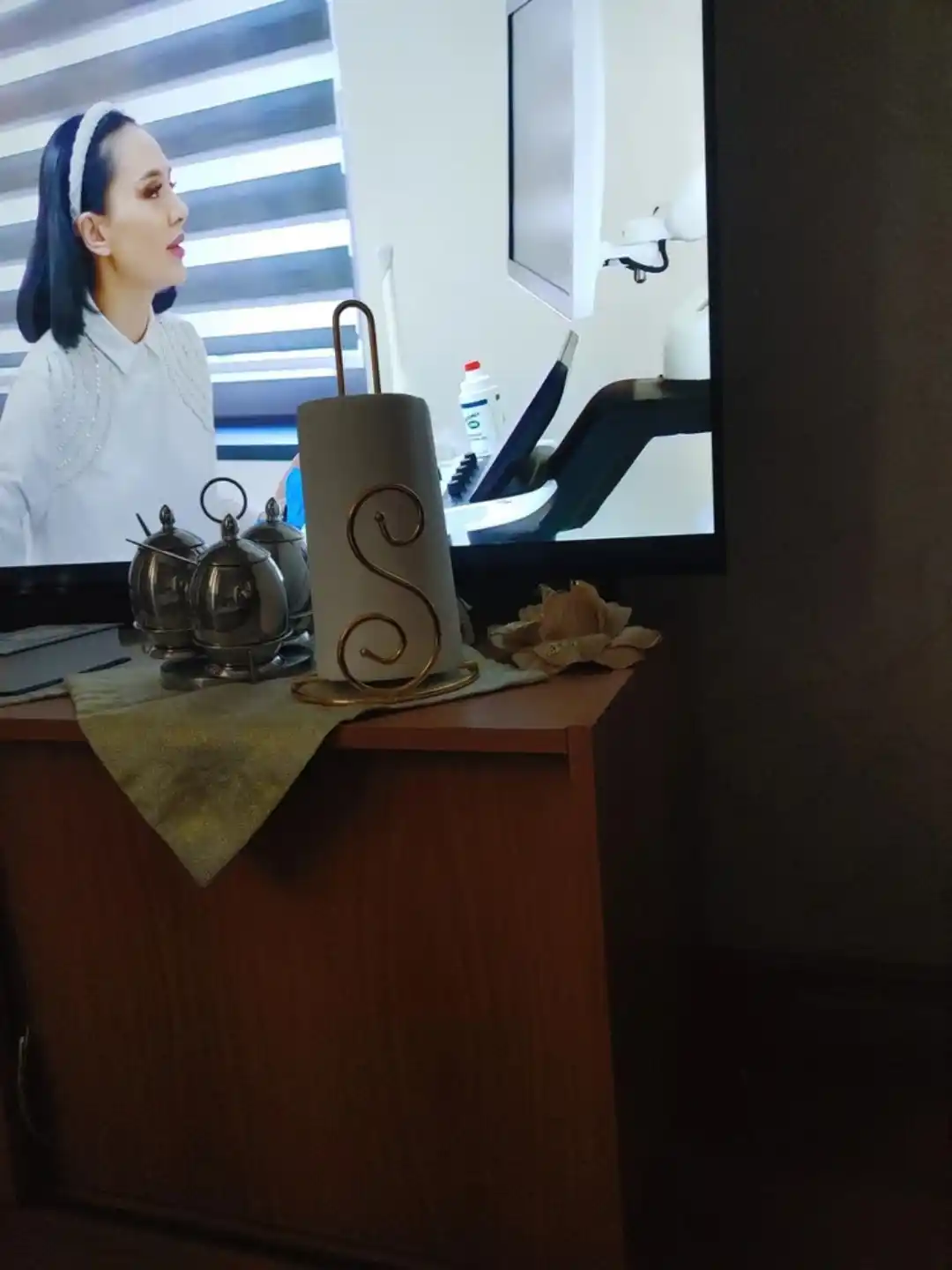 Qog‘oz sochiqlar uchun ushlagich, oshxona va uy uchun stol usti metall tagligi