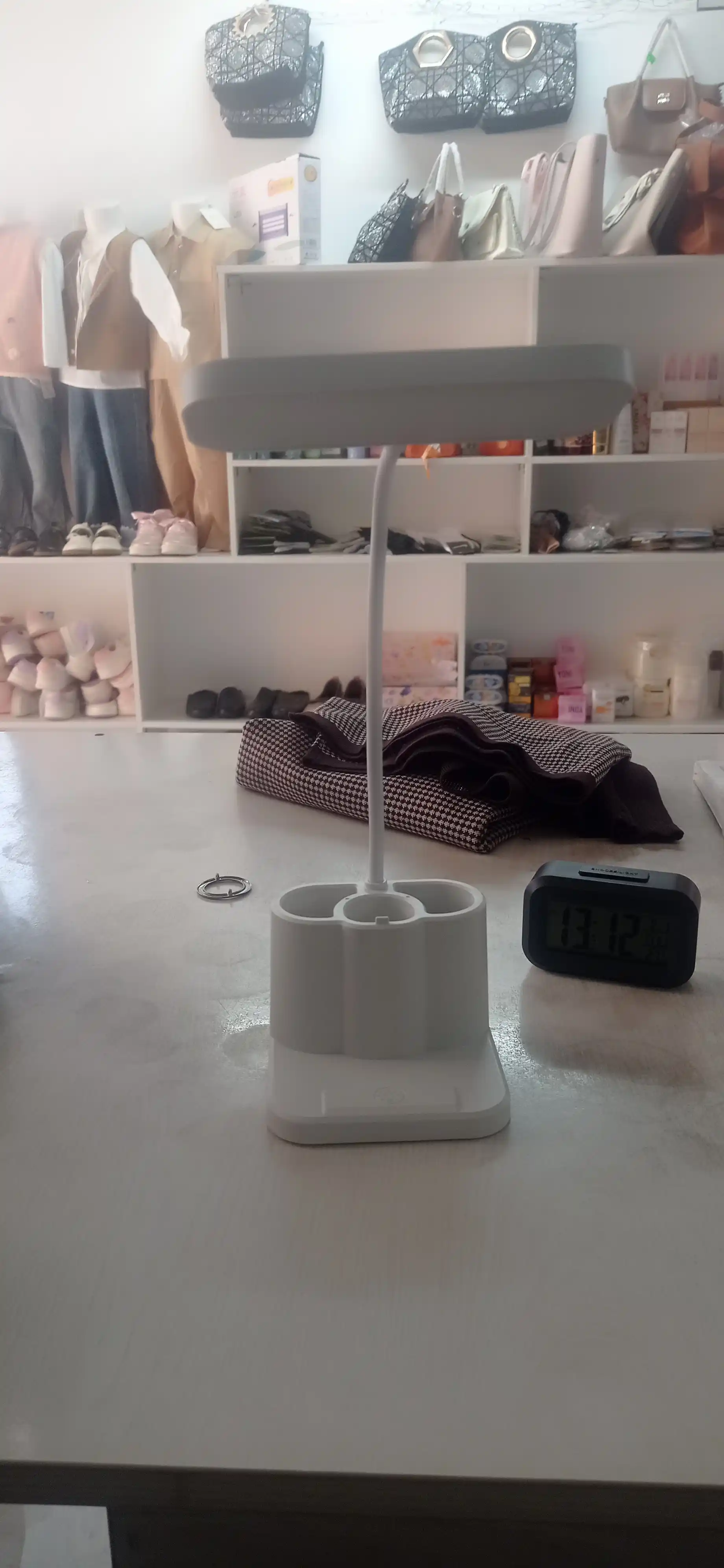 Simsiz LED stol lampasi — ko‘z uchun xavfsiz  va miltillamaydigan yorug‘likka ega chiroq