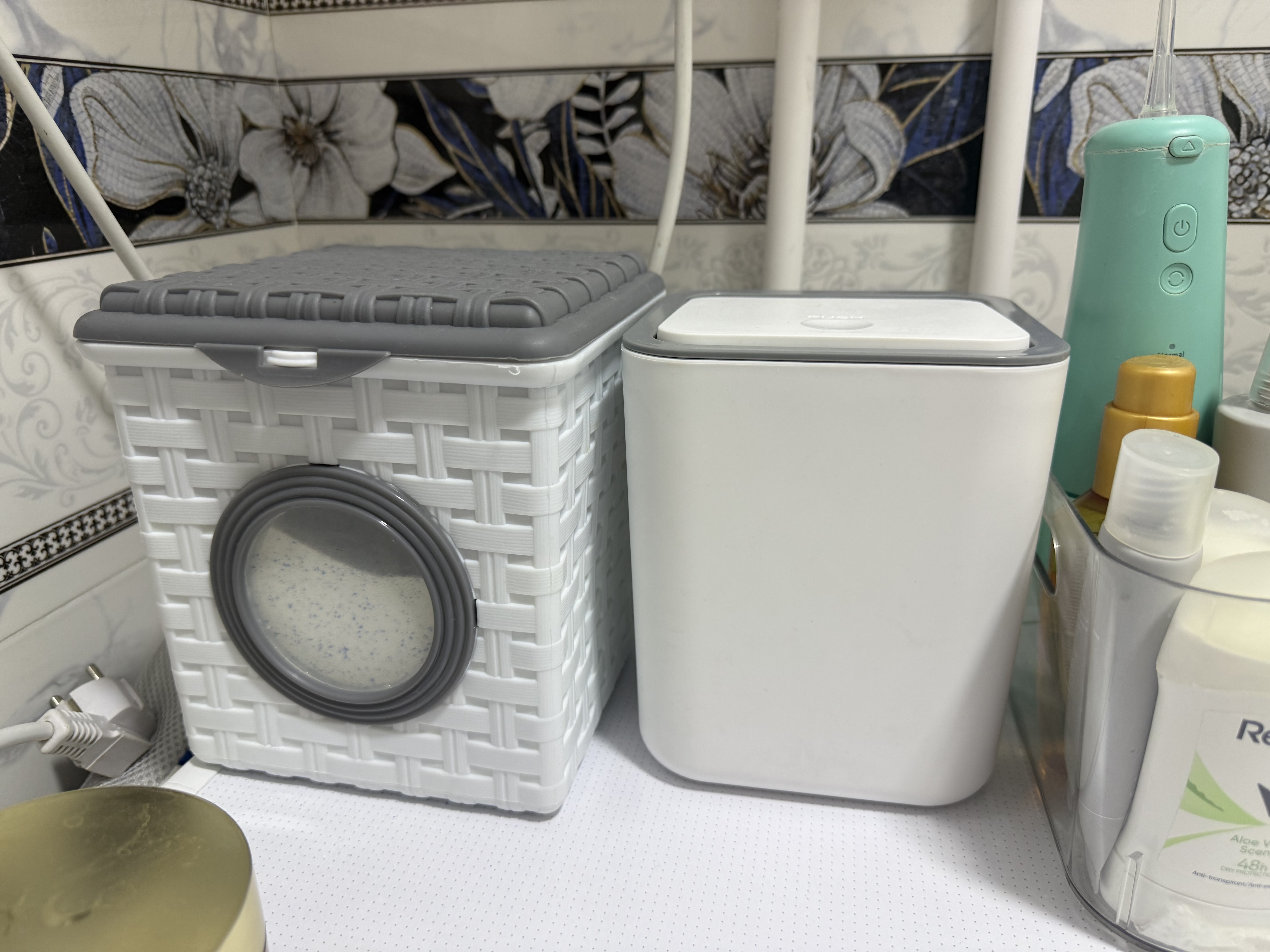 Qopqoqli stol usti chiqindi chelagi, J&S Home “Volna”, 2,6 l, oshxona va ofis uchun