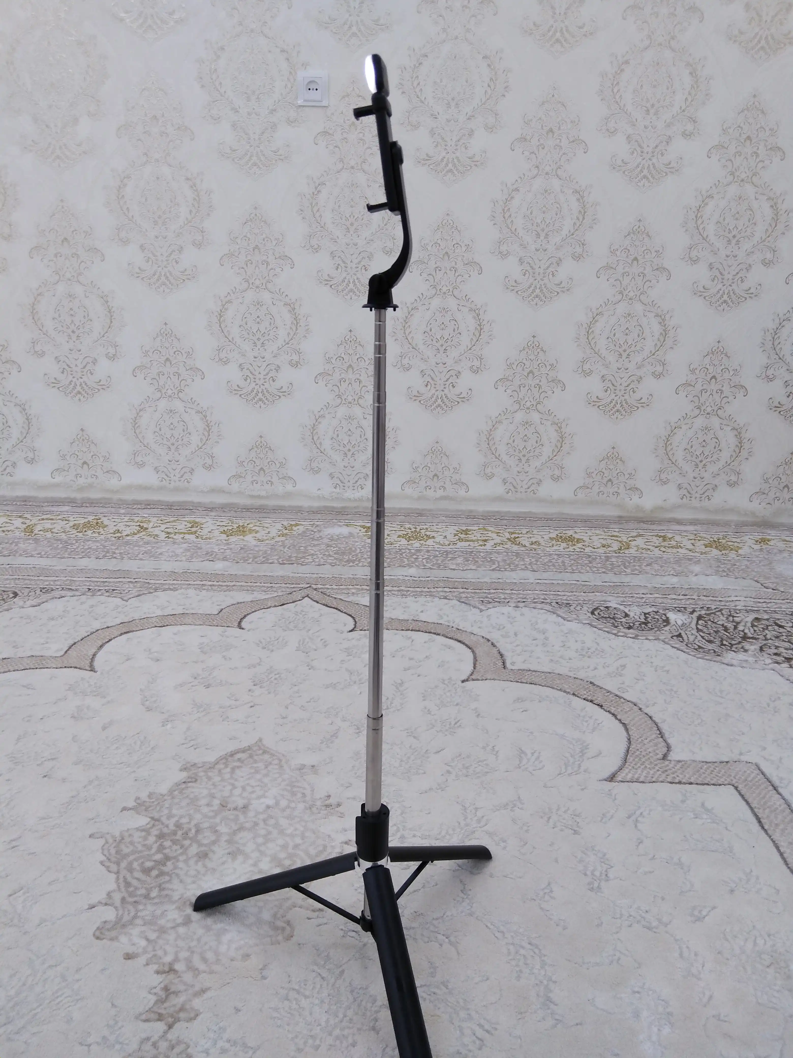 Universal 3 tasi 1 da shtativ: selfi tayoqchasi, tripod va Bluetooth pulti — foto va video