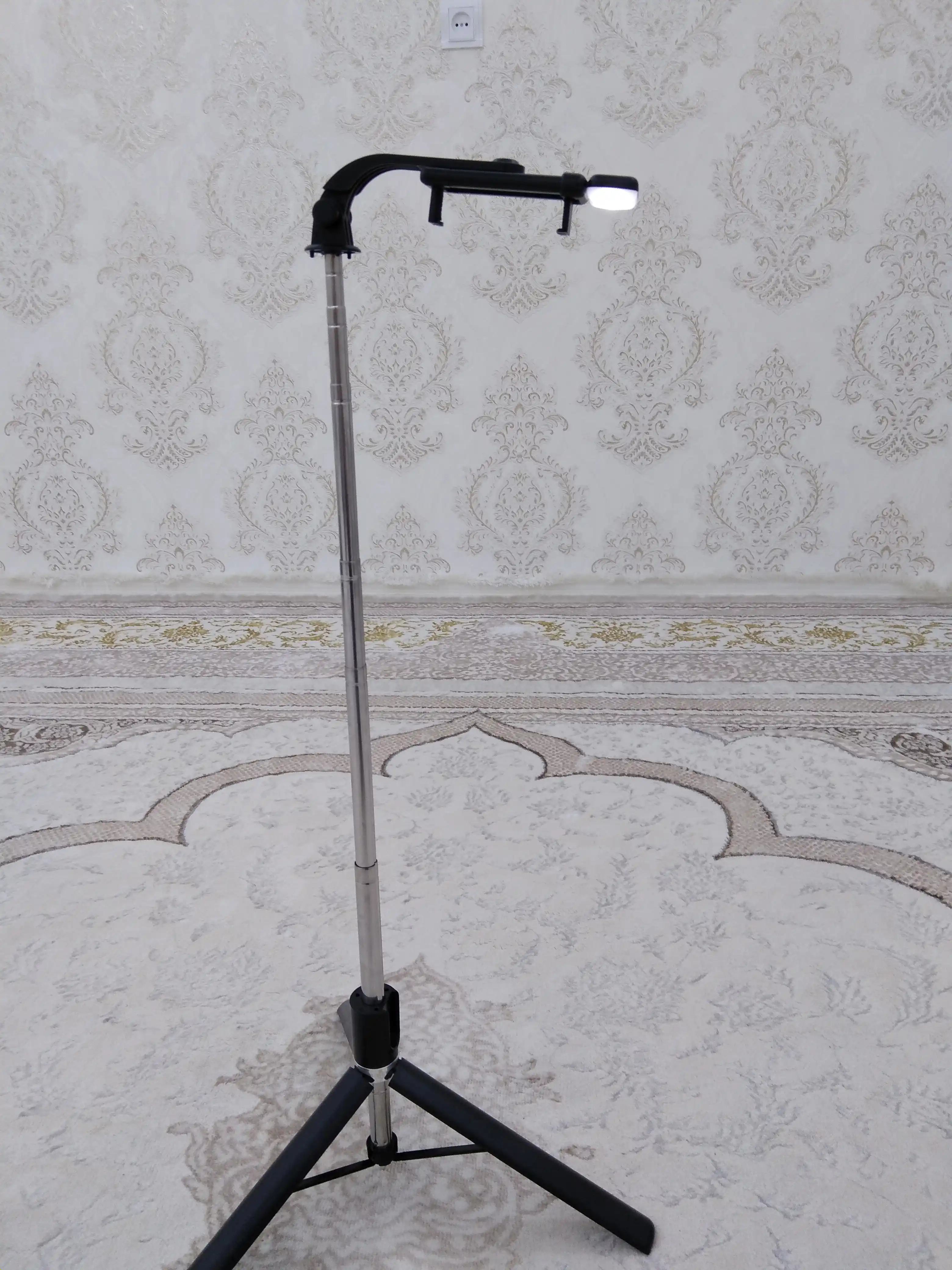 Universal 3 tasi 1 da shtativ: selfi tayoqchasi, tripod va Bluetooth pulti — foto va video