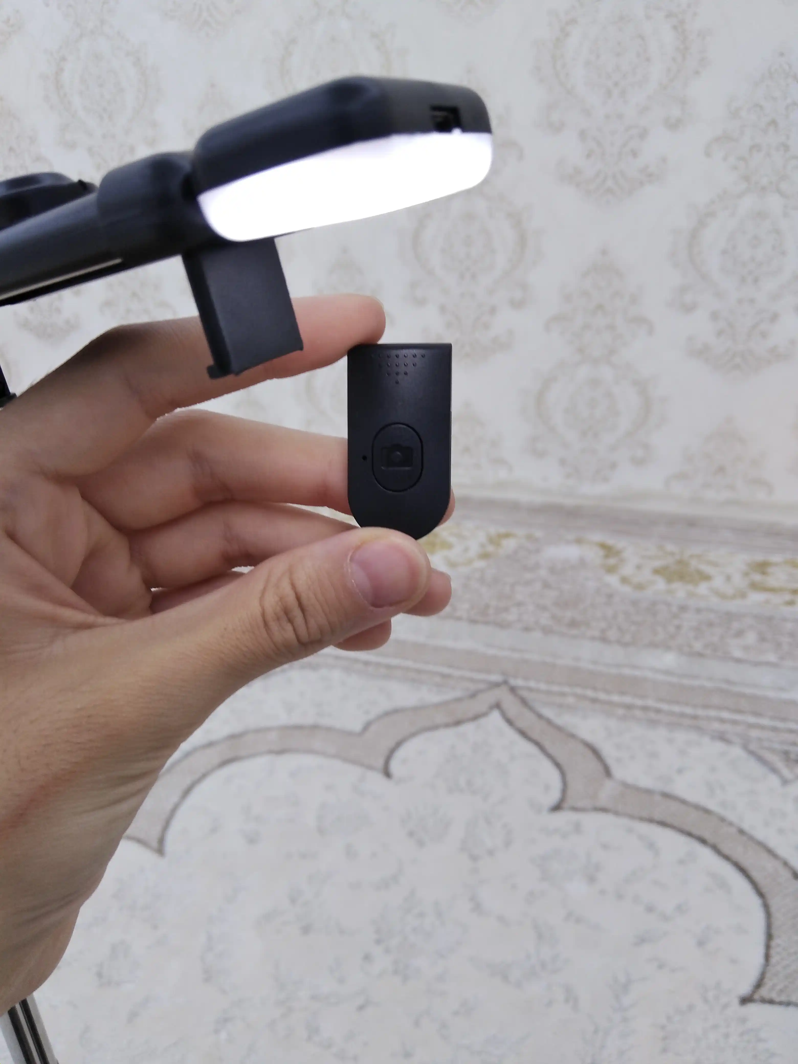 Universal 3 tasi 1 da shtativ: selfi tayoqchasi, tripod va Bluetooth pulti — foto va video