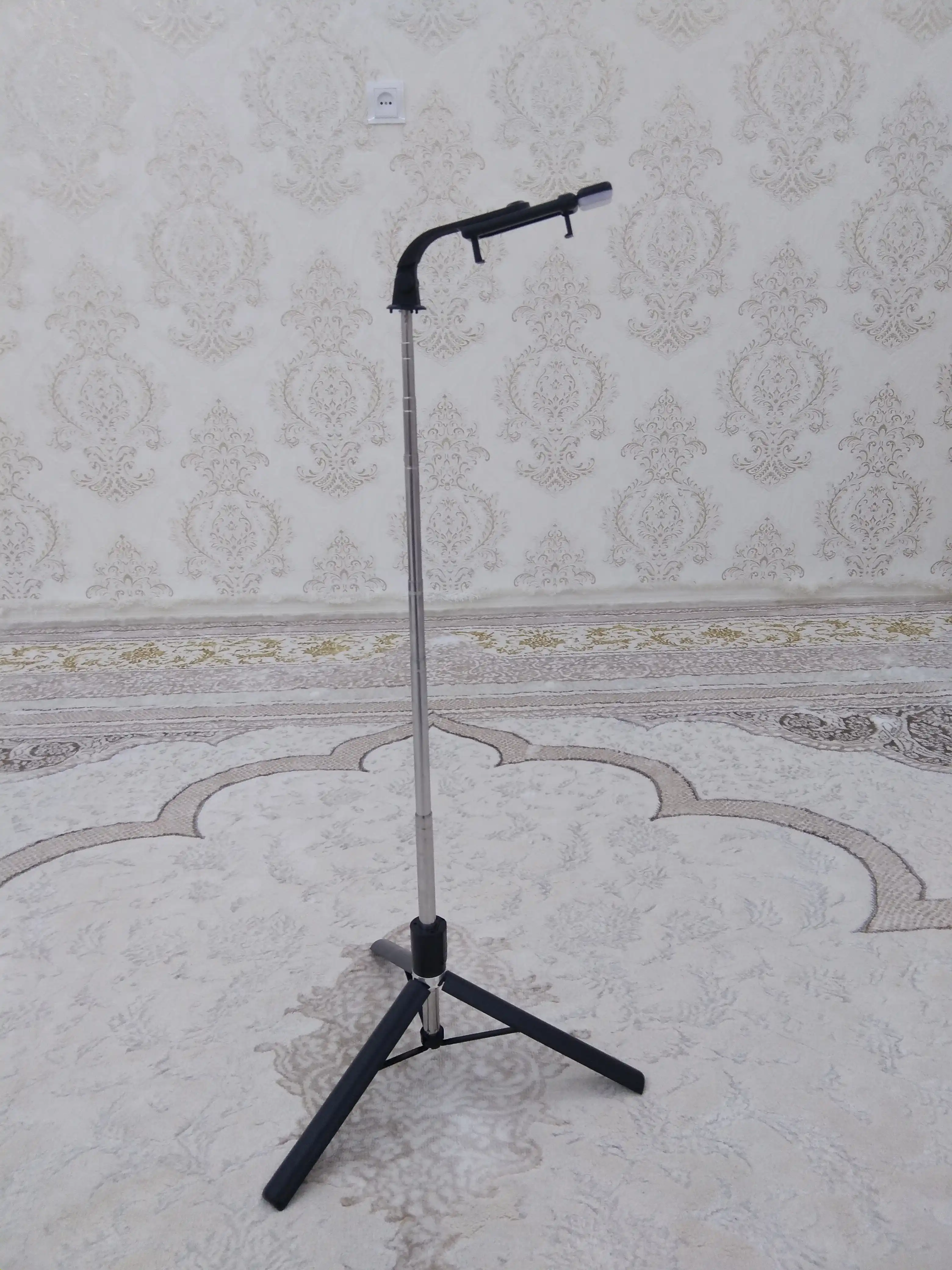 Universal 3 tasi 1 da shtativ: selfi tayoqchasi, tripod va Bluetooth pulti — foto va video