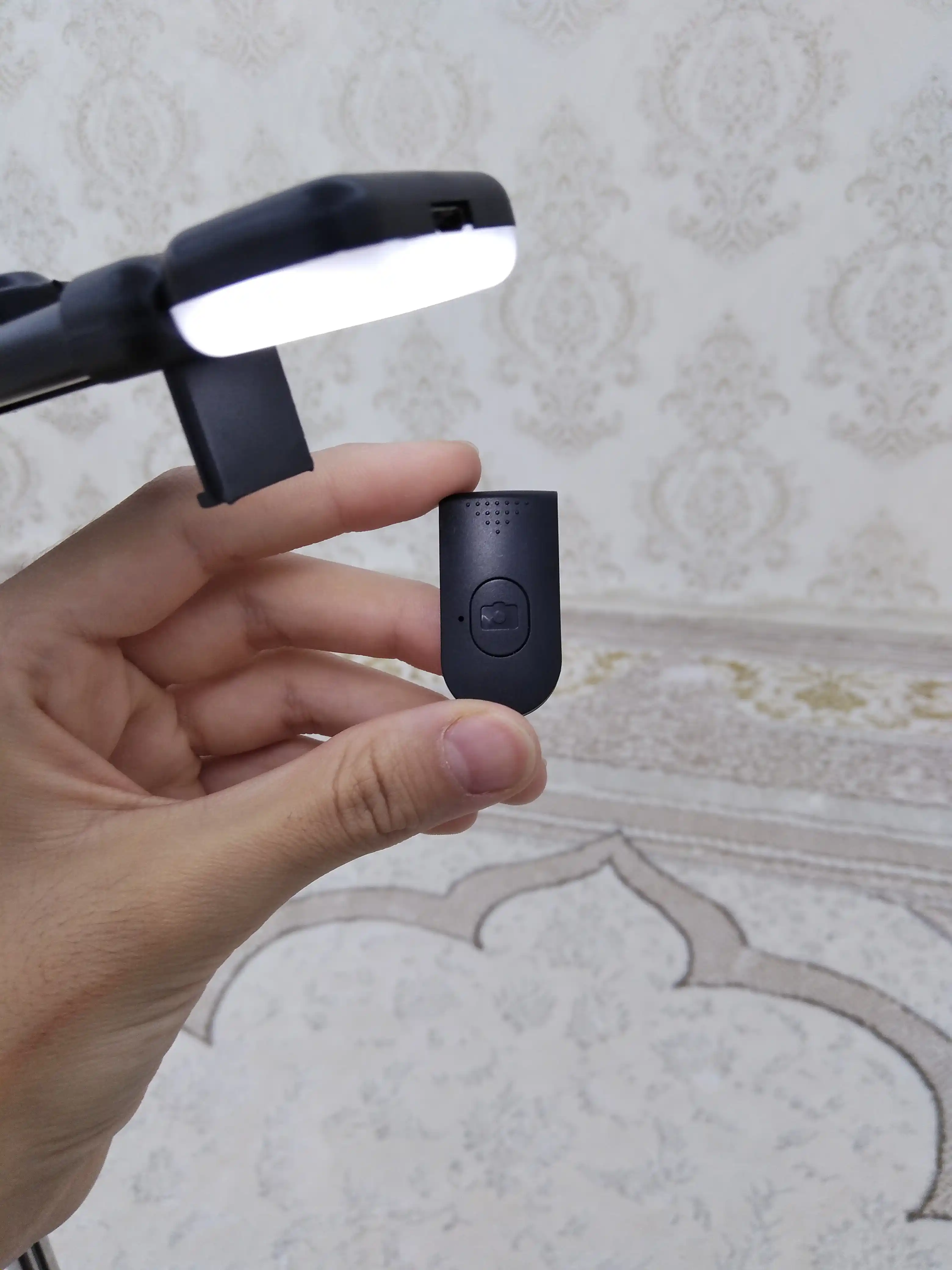 Universal 3 tasi 1 da shtativ: selfi tayoqchasi, tripod va Bluetooth pulti — foto va video