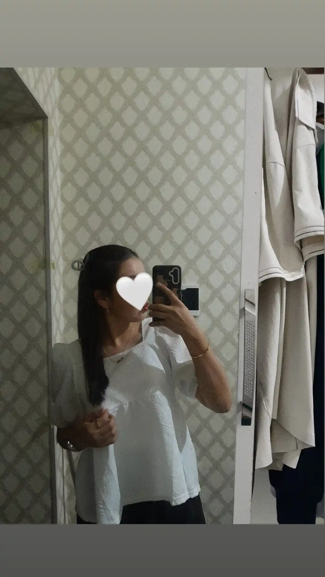Ayollar koftasi, kalta yeng bilan, o'qish va ofis uchun, 45-60 kg vaznga mos