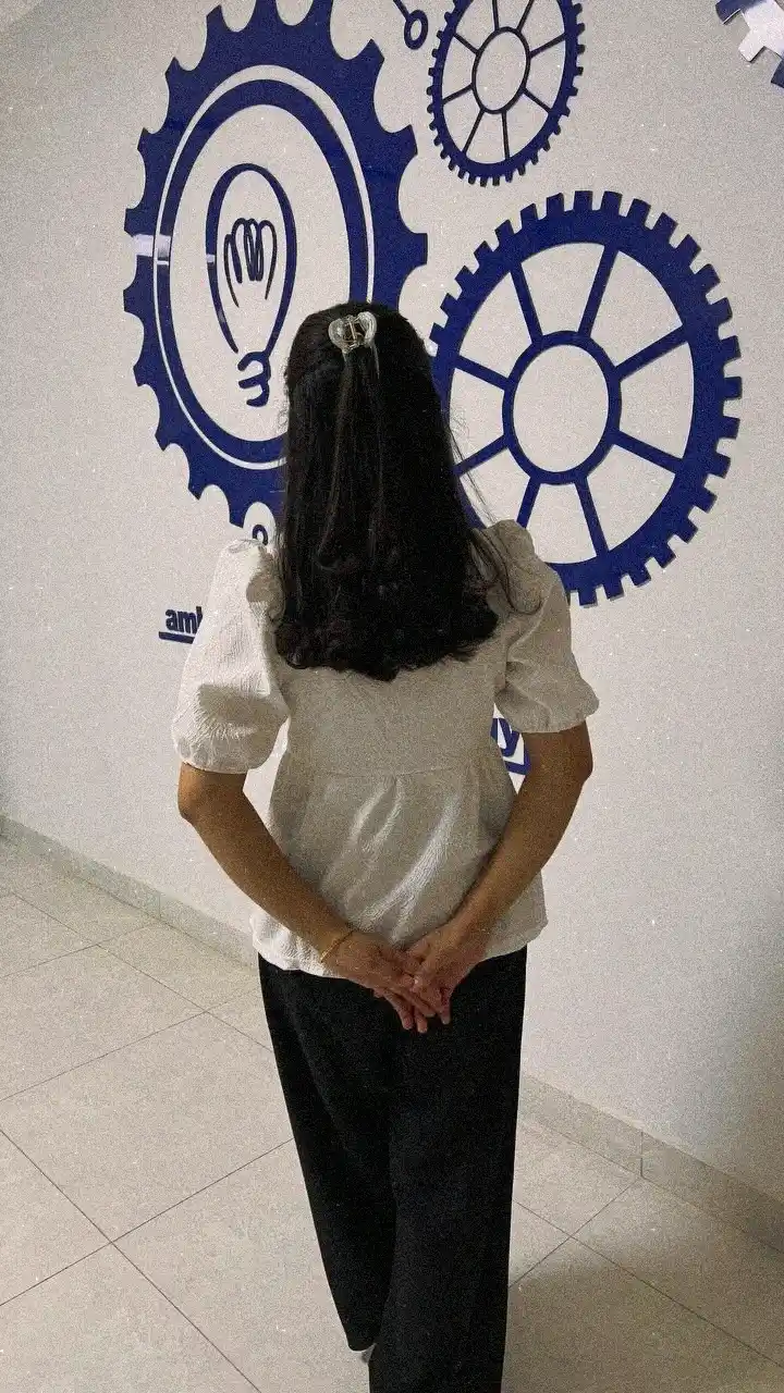 Ayollar koftasi, kalta yeng bilan, o'qish va ofis uchun, 45-60 kg vaznga mos