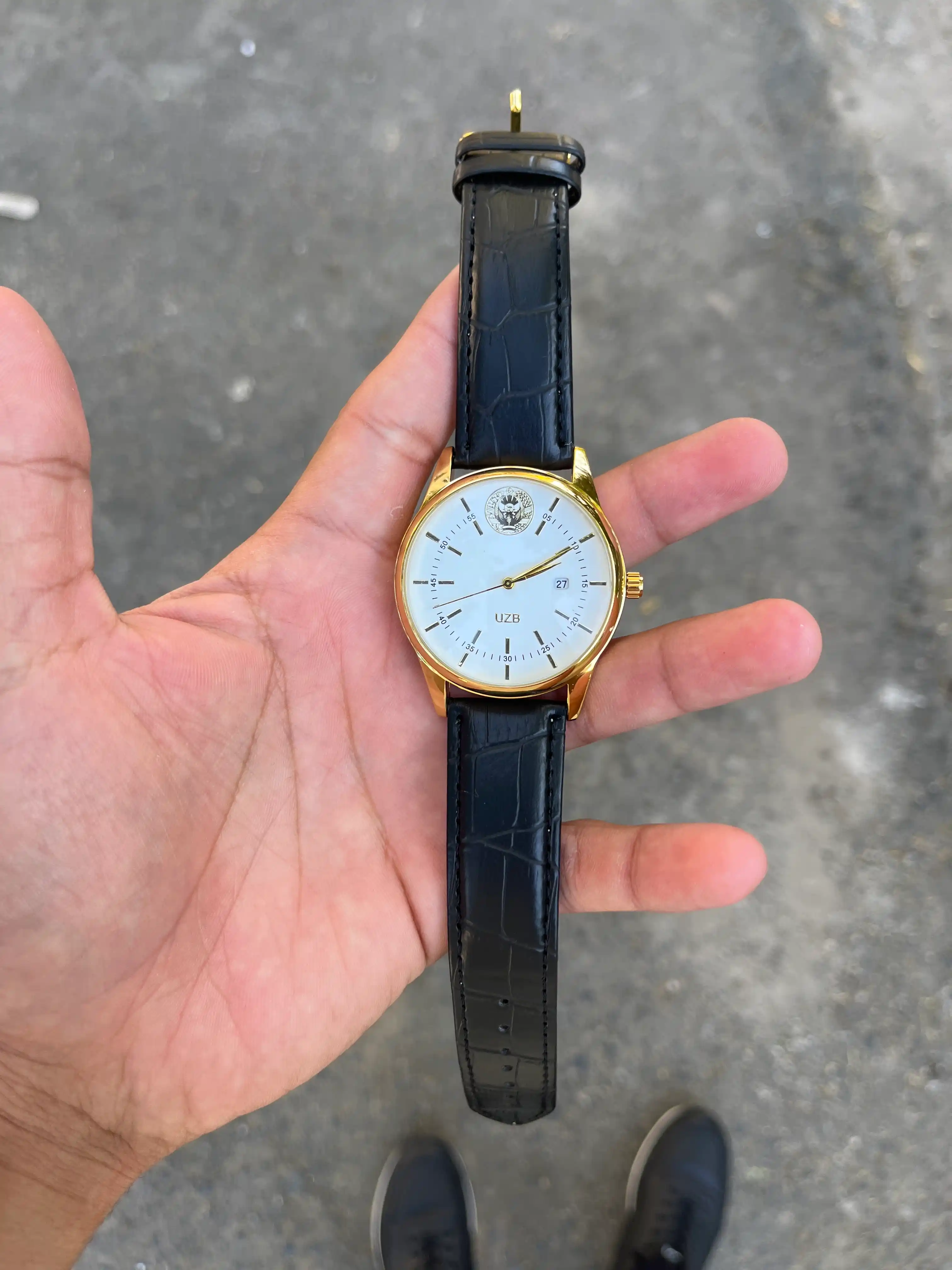 Erkaklar qo‘l soati UZB Classic, kvarts mexanizmli, charm tasmali, sana ko‘rsatkichli