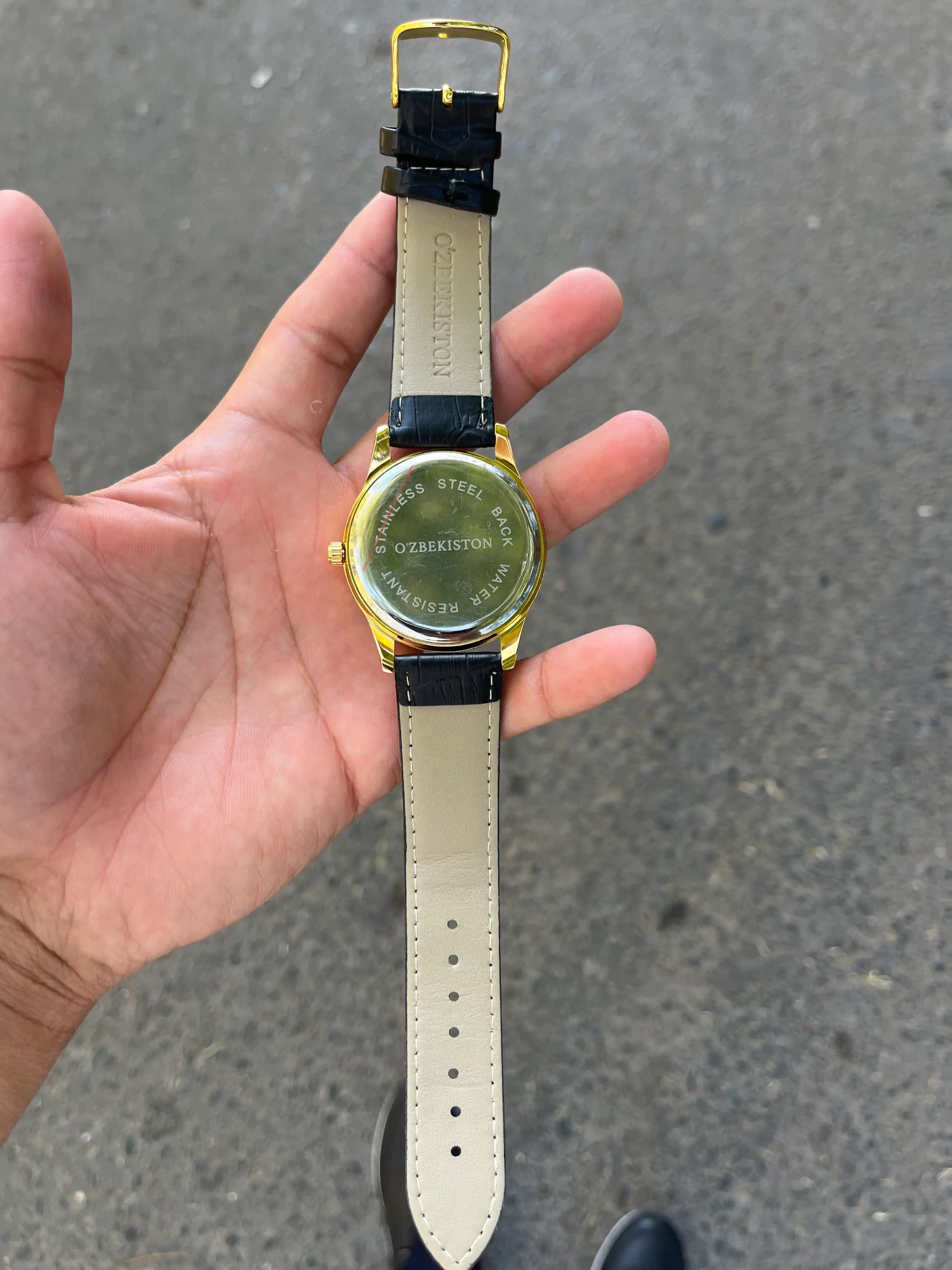 Erkaklar qo‘l soati UZB Classic, kvarts mexanizmli, charm tasmali, sana ko‘rsatkichli