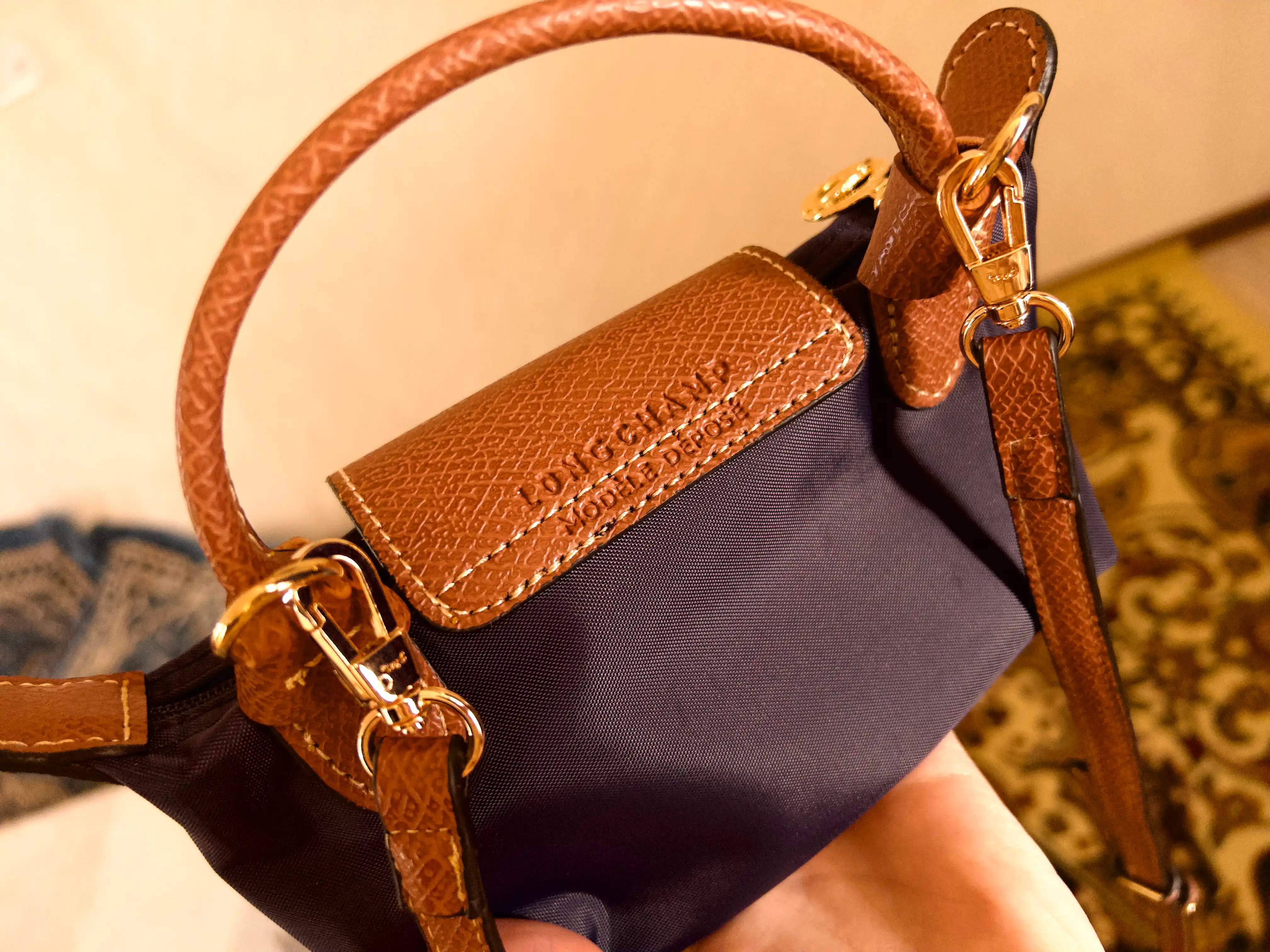 Ayollar sumkasi, mini Longchamp Le Pliage uslubida, yelkadan o‘tkazilgan ixcham