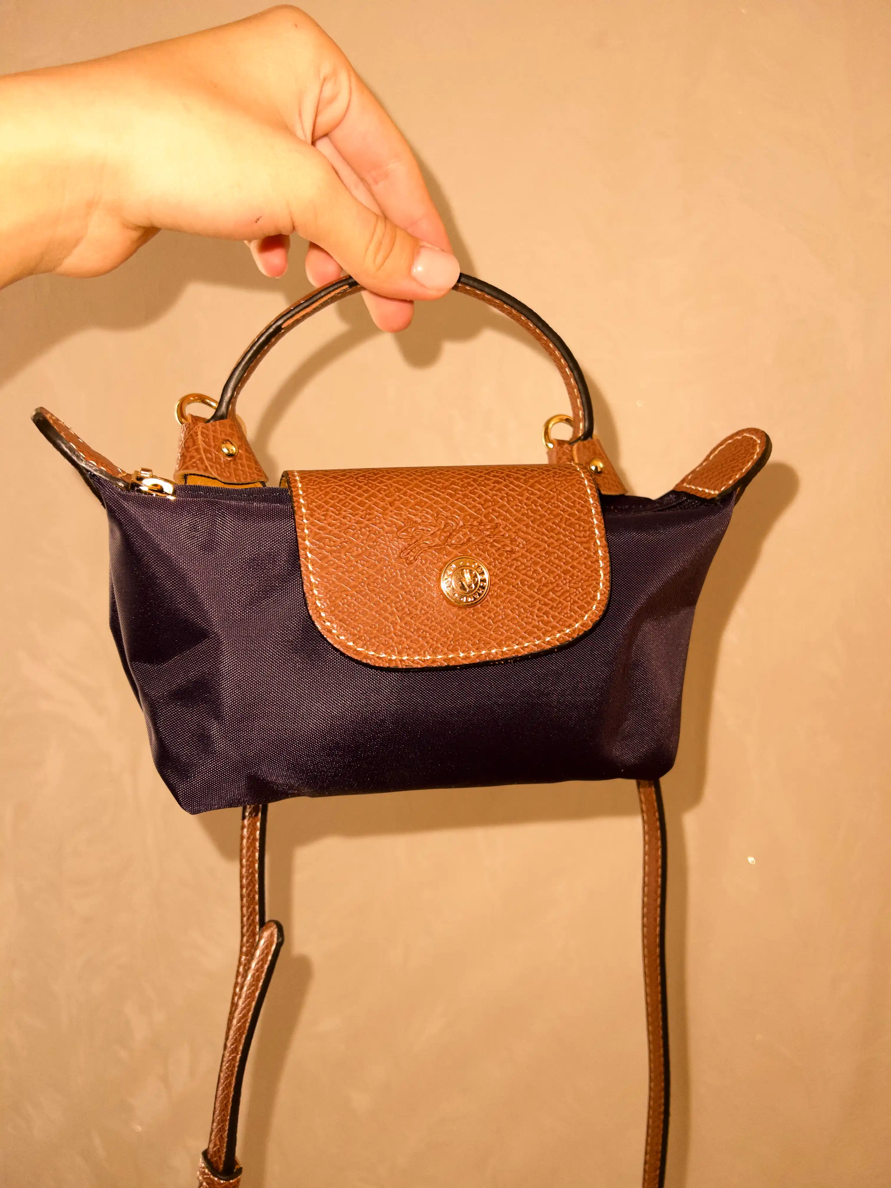 Ayollar sumkasi, mini Longchamp Le Pliage uslubida, yelkadan o‘tkazilgan ixcham