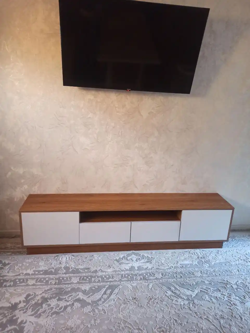 Televizor tagligi TV tumba TUN keng tokchalar bilan, to'liq yig'ilgan, 150/160/170x40x30sm