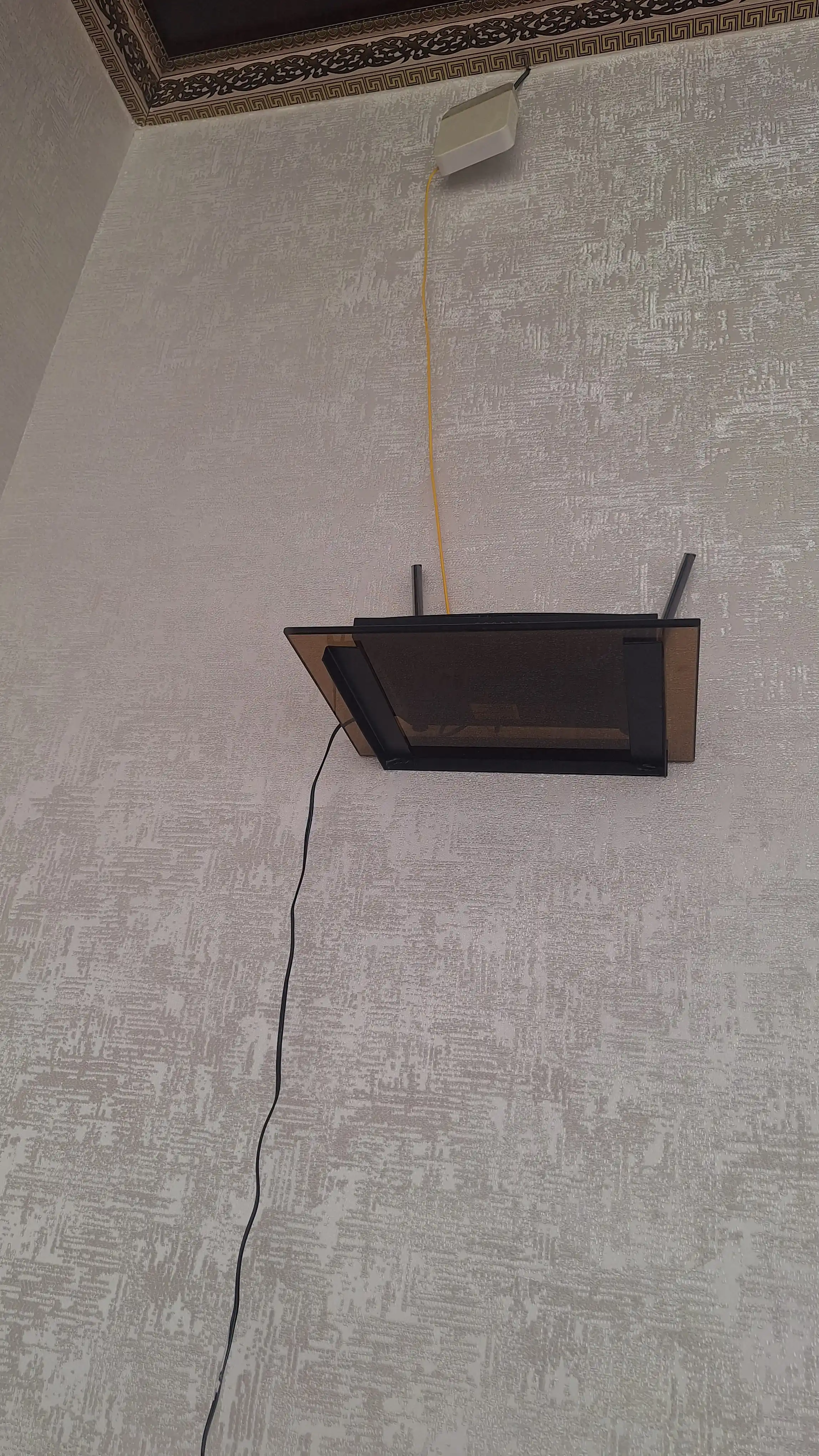 Shisha devor tokchasi, televizor va router uchun taglik